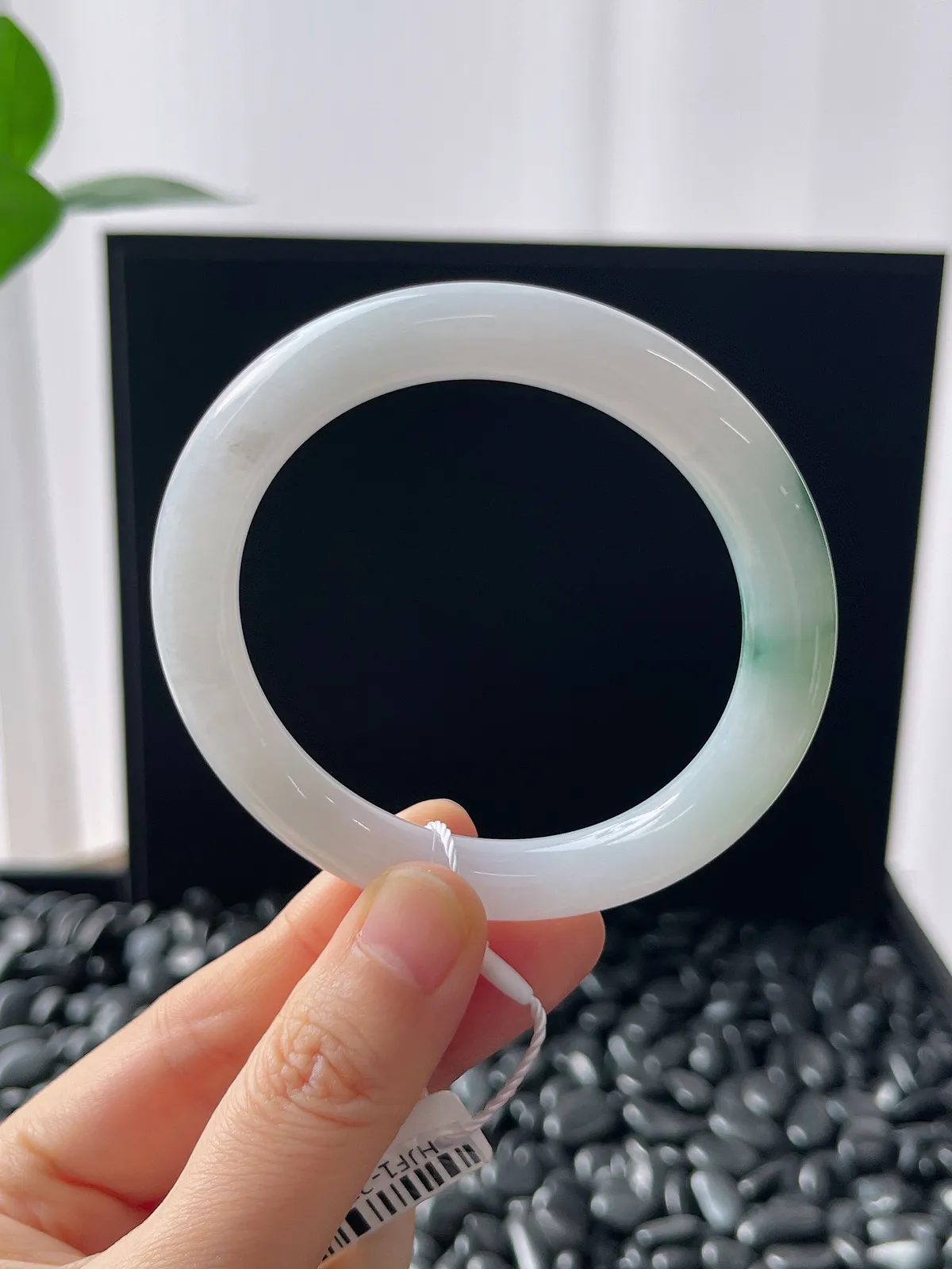 圆镯52.4圈口，翡翠糯化种飘花手镯