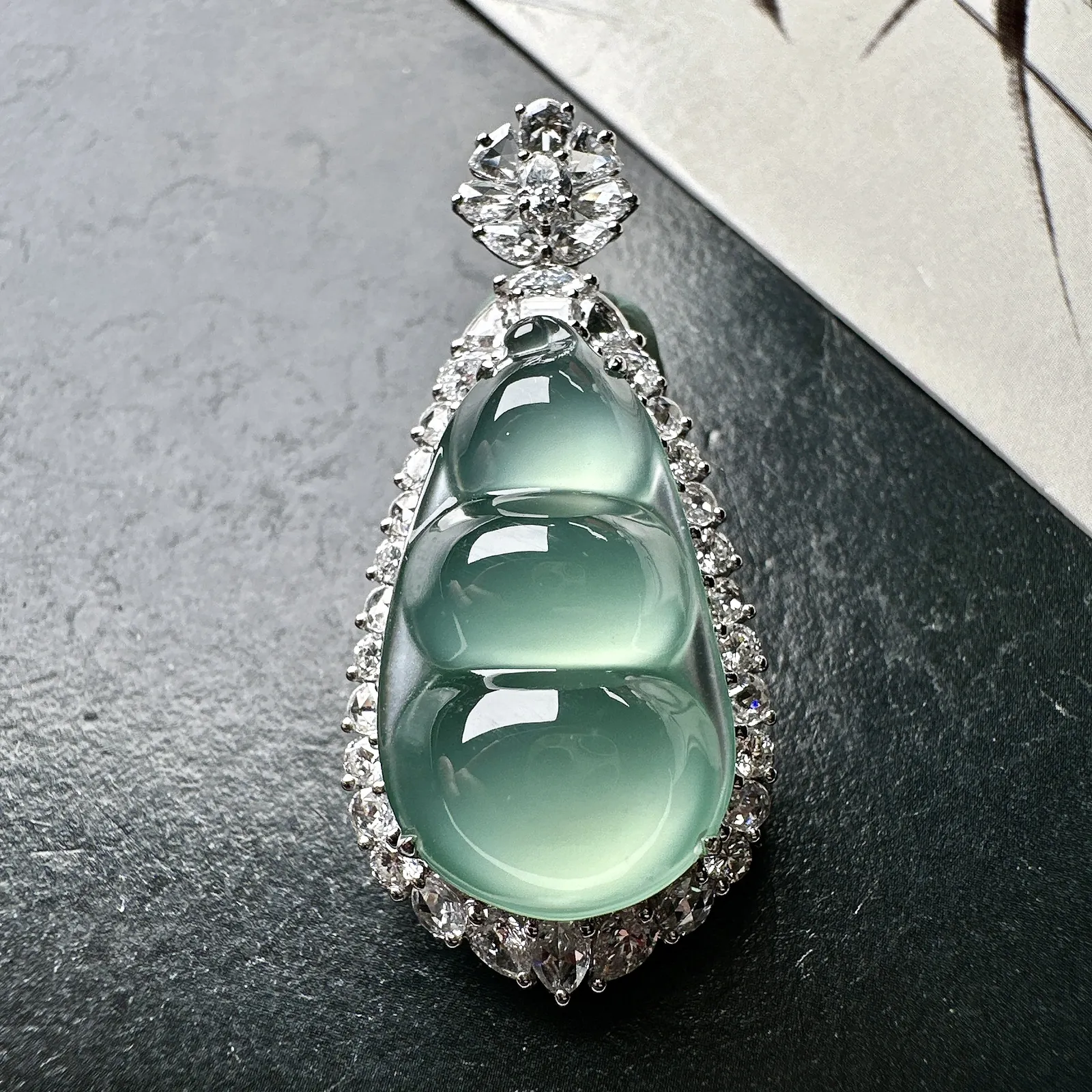 【玻璃种晴蓝福豆吊坠】起钢光，种地上乘，冰感十足，通透起光，饱满圆润，收藏品质，18k金钻镶嵌，裸石