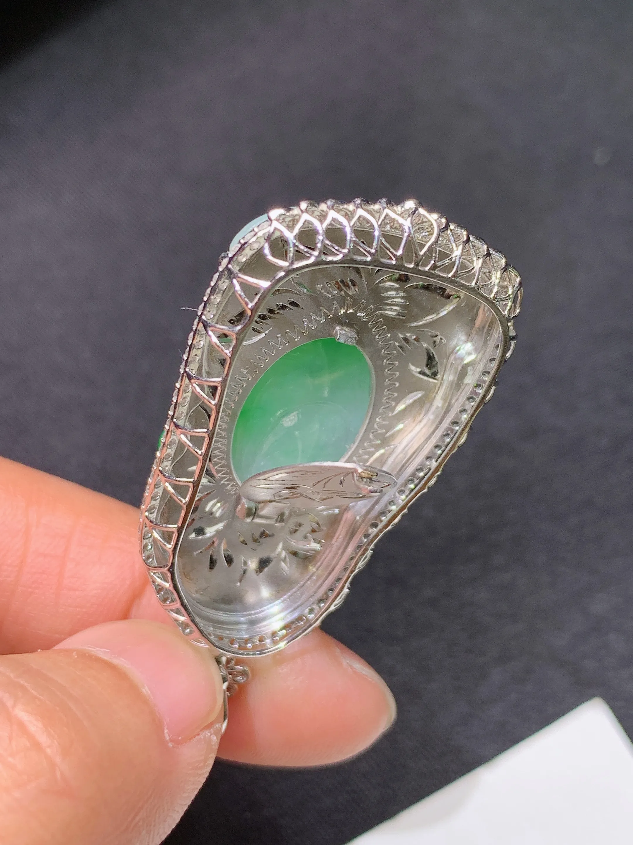 冰飘绿观音吊坠，18k金镶嵌，冰润色阳，玉质细腻，种水足，整体尺寸46.9*22.7*8.3