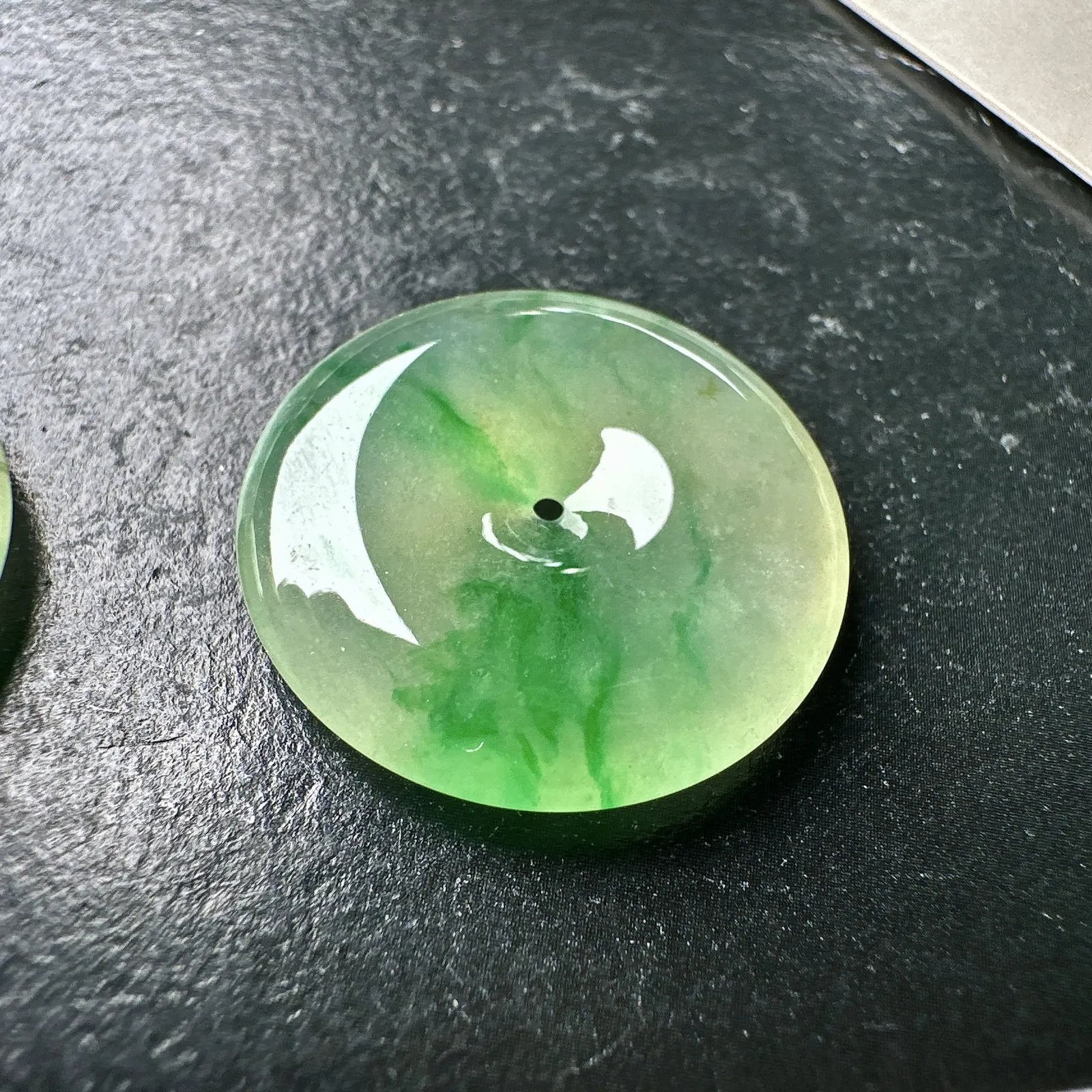 【冰种黄加绿平安扣一对】质地细腻，难得的冰润度，难得的好颜色，韵味十足，古色古香