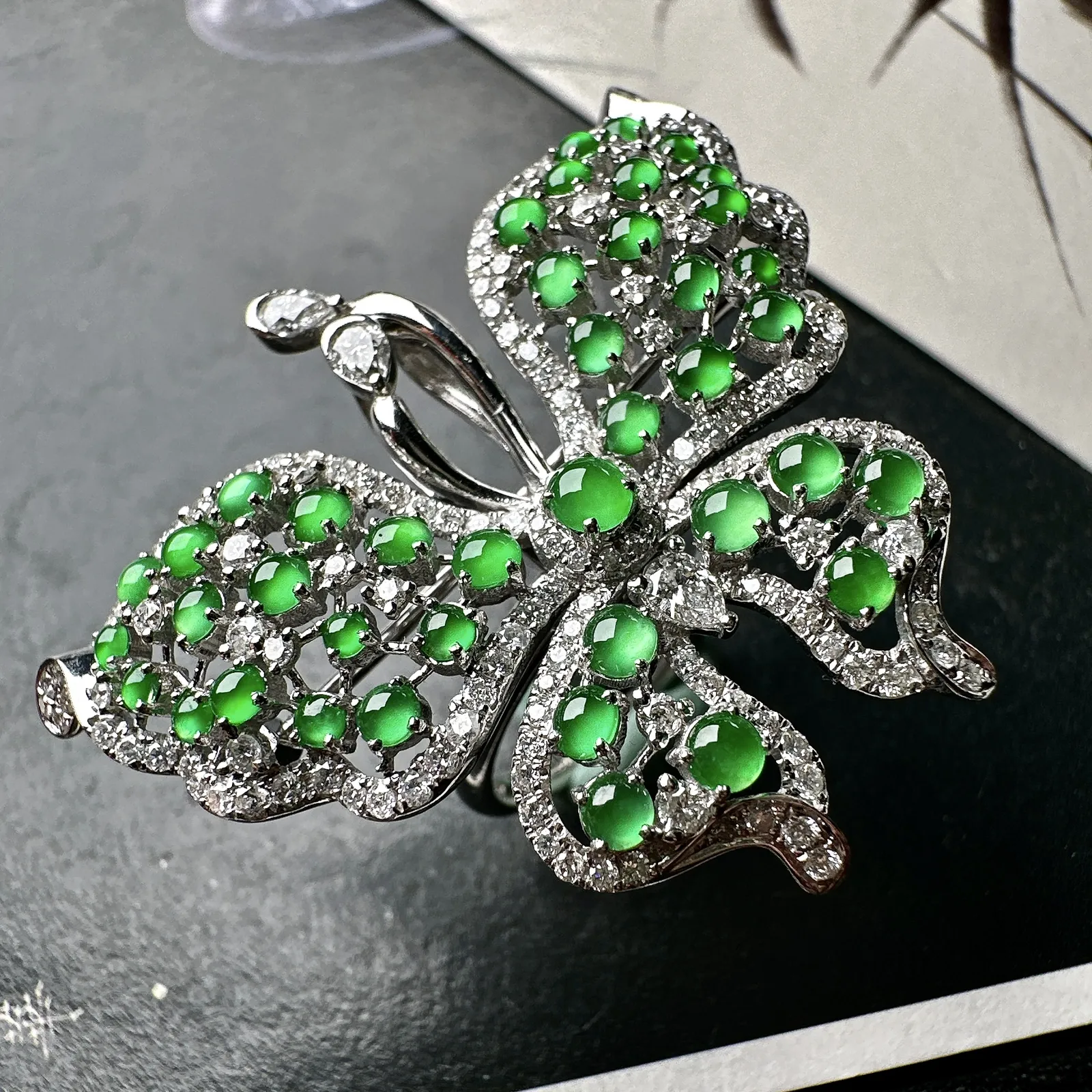 【冰种满绿蛋面镶嵌蝴蝶】镶嵌吊坠、胸针、戒指多用款，款式新颖，种水色俱全，冰透闪亮，通透感饱满度很好，18k金钻镶嵌，裸石尺寸3.1*2.8*2.6毫米