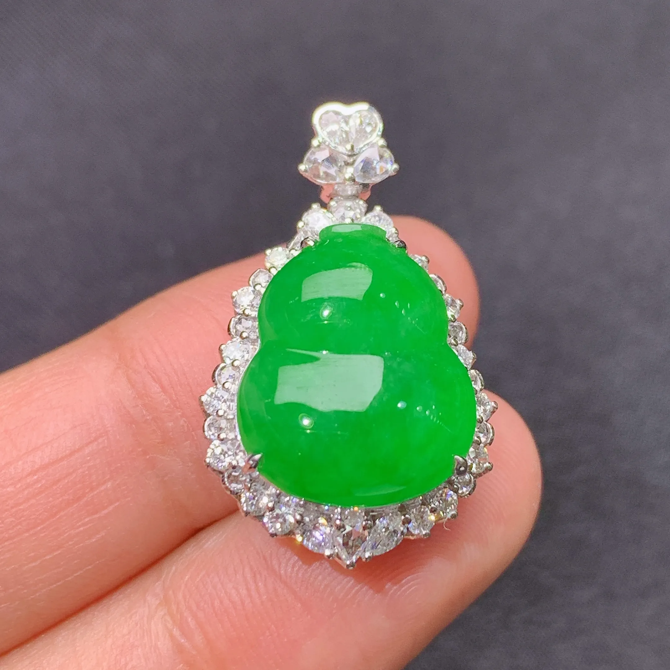 冰阳绿葫芦吊坠，18k金镶嵌，色泽鲜阳，冰润细腻，种水足，整体尺寸26.7*16.5*11.7