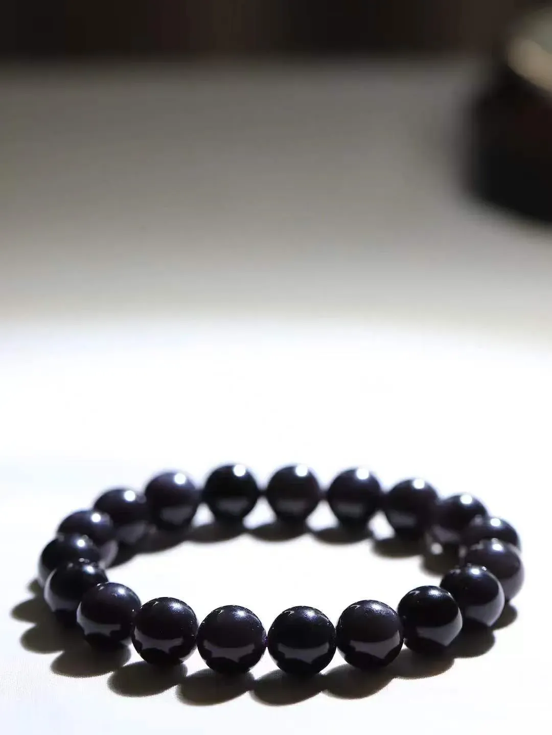 【珠圆玉润.手串】

精品和田玉帝王紫珠圆玉润手串 玉质温润细腻  整串打磨圆润，佩戴舒适。珠珠落玉盘，间关莺语花底滑，一生美好时光，无论身在何处，都有它相伴相守。事事顺遂，幸福美满，吉祥如意。重29克 尺寸取一10mm FDT-161103013