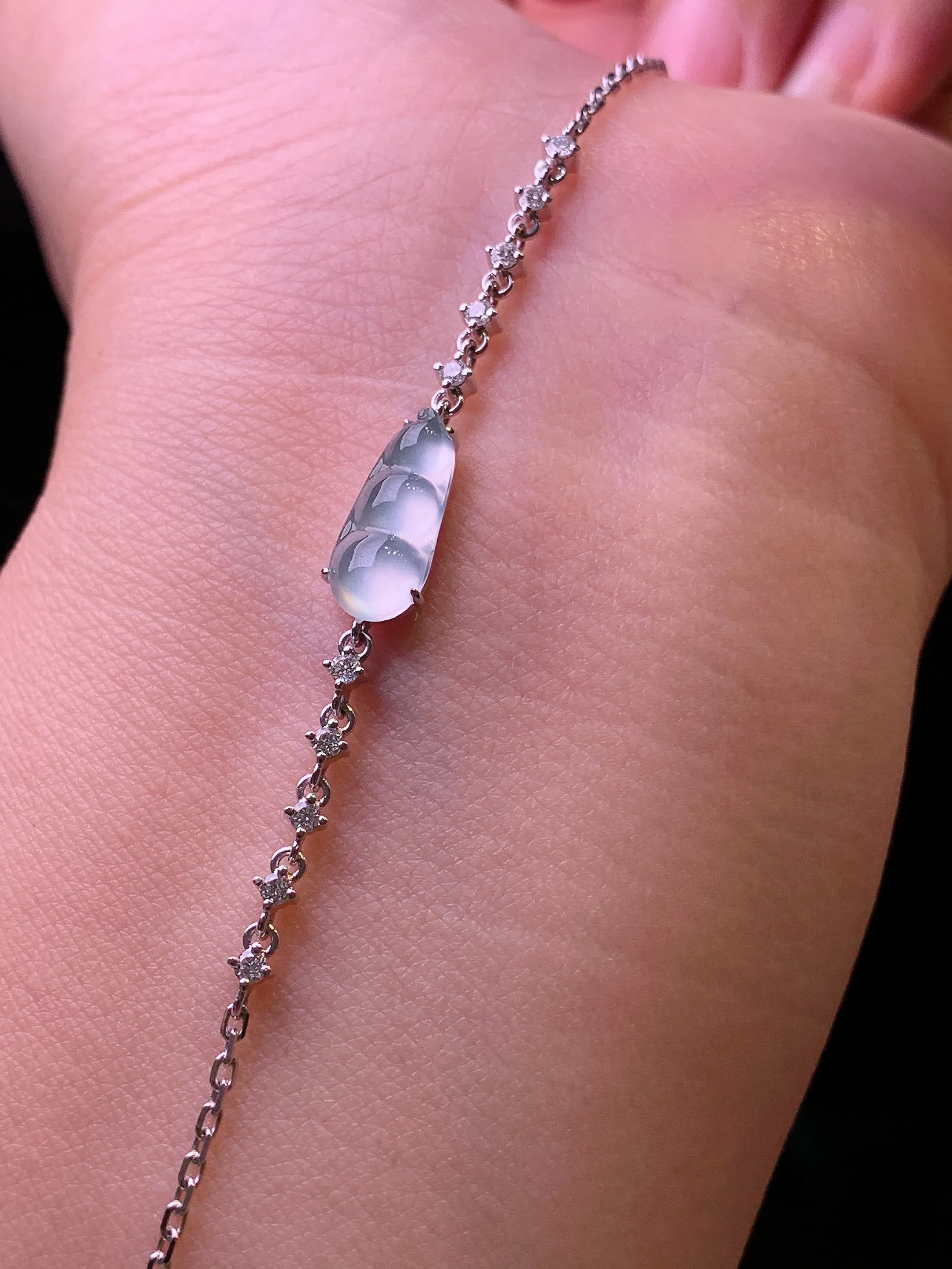 18k金钻镶嵌冰种四季豆手链 玉质细腻 色泽清新艳丽 裸石尺寸12*5.5*3