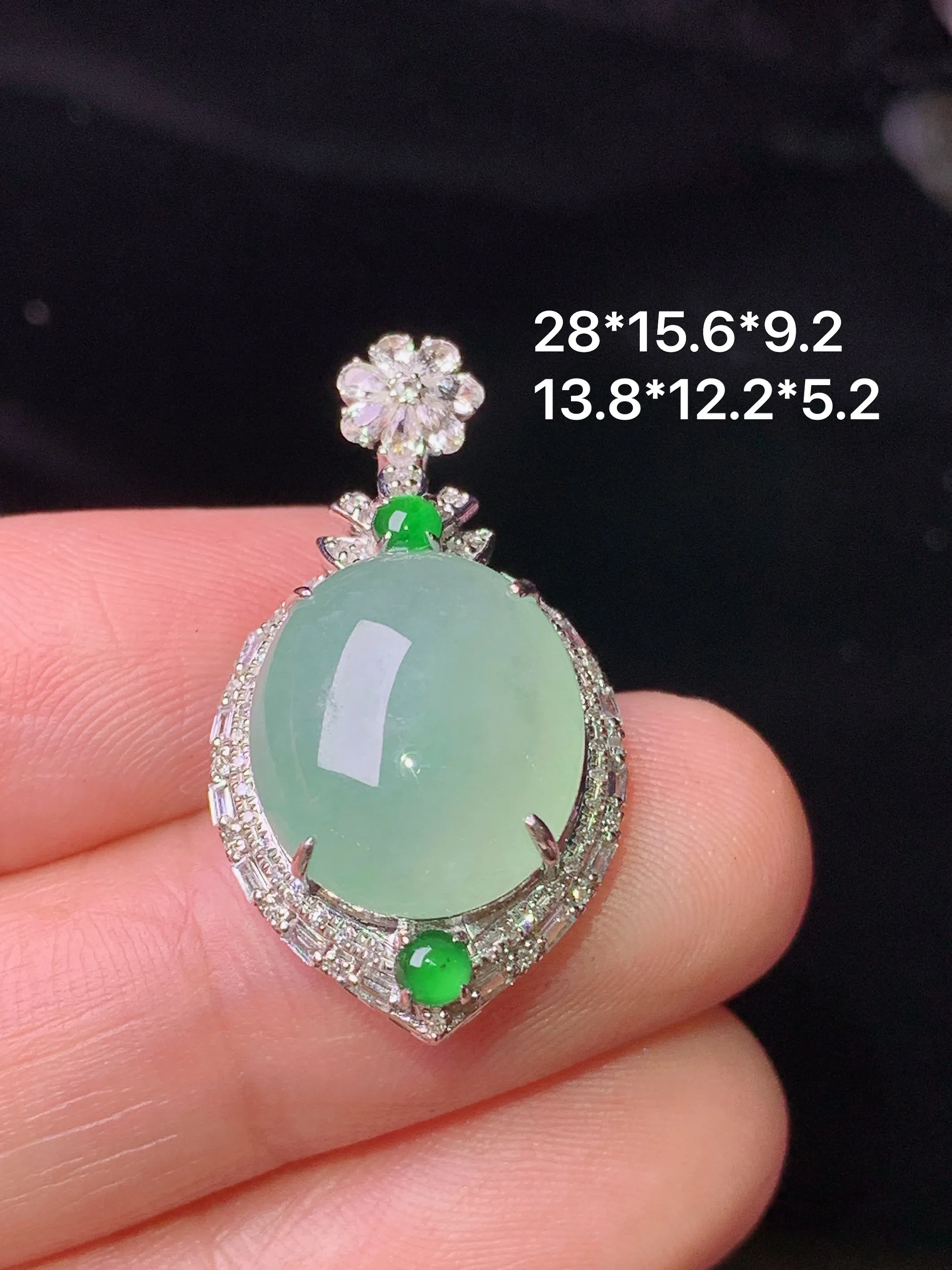 18k金钻镶嵌浅绿蛋面吊坠 玉质细腻 色泽清新艳丽 整体尺寸28*15.6*9.2