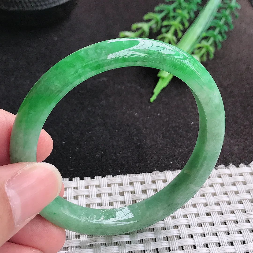 天然A货翡翠53/8.3/7.3老坑精美辣绿满绿手镯宽边玉手镯