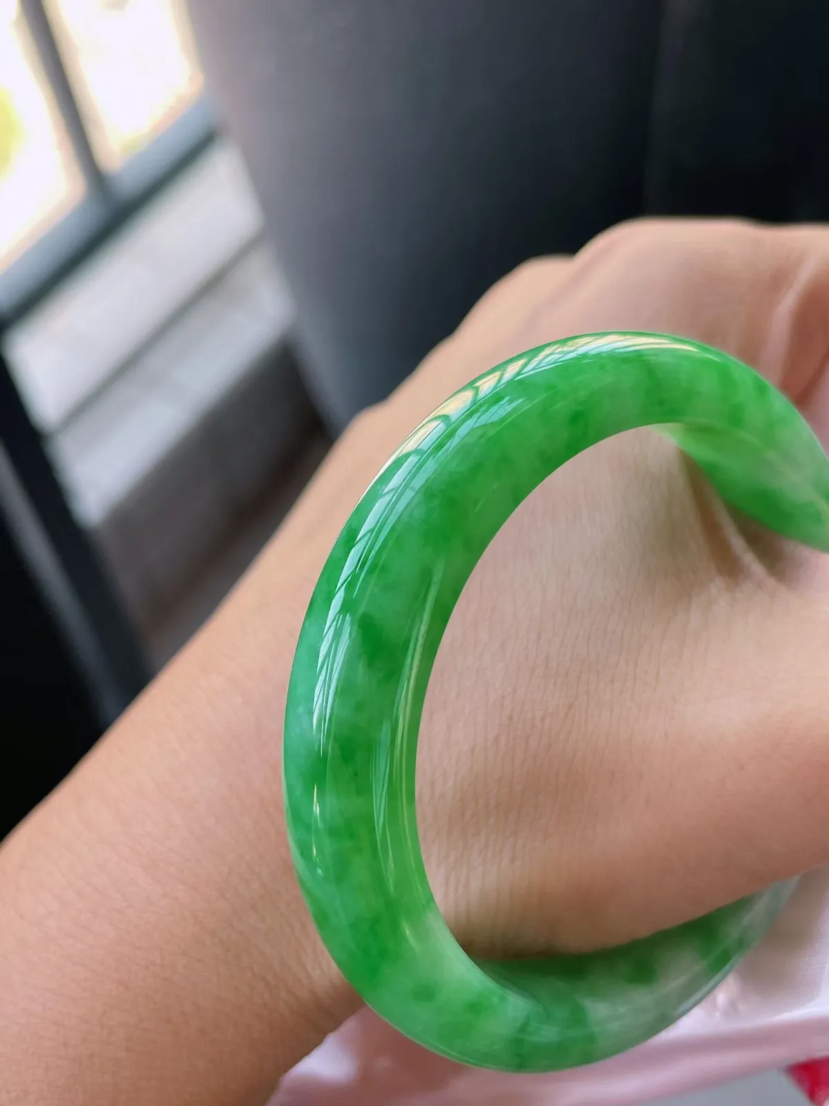 【翡翠名称】老种阳绿53圈口贵妃翡翠手镯
【翡翠尺寸】53-11.8-8.3mm适合50-51正圈口佩戴
【翡翠描述】缅甸天然翡翠A货，种老水足，玉质细腻，色泽靓丽，性价比高，佩戴效果好！