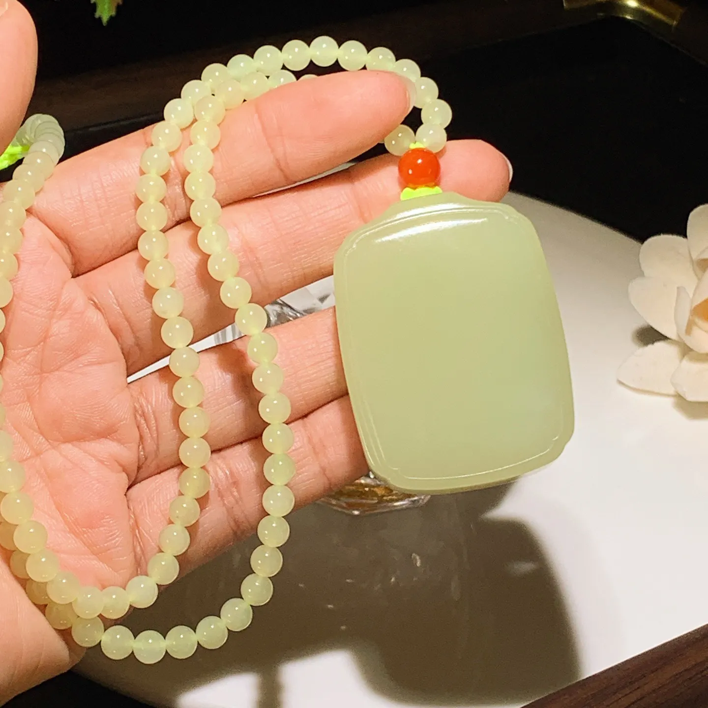 新疆若羌黄口料平安无事牌挂件。尺寸47/35/13重77.5克。玉质细腻油润。手推出油。佩戴高端典雅。lt251128