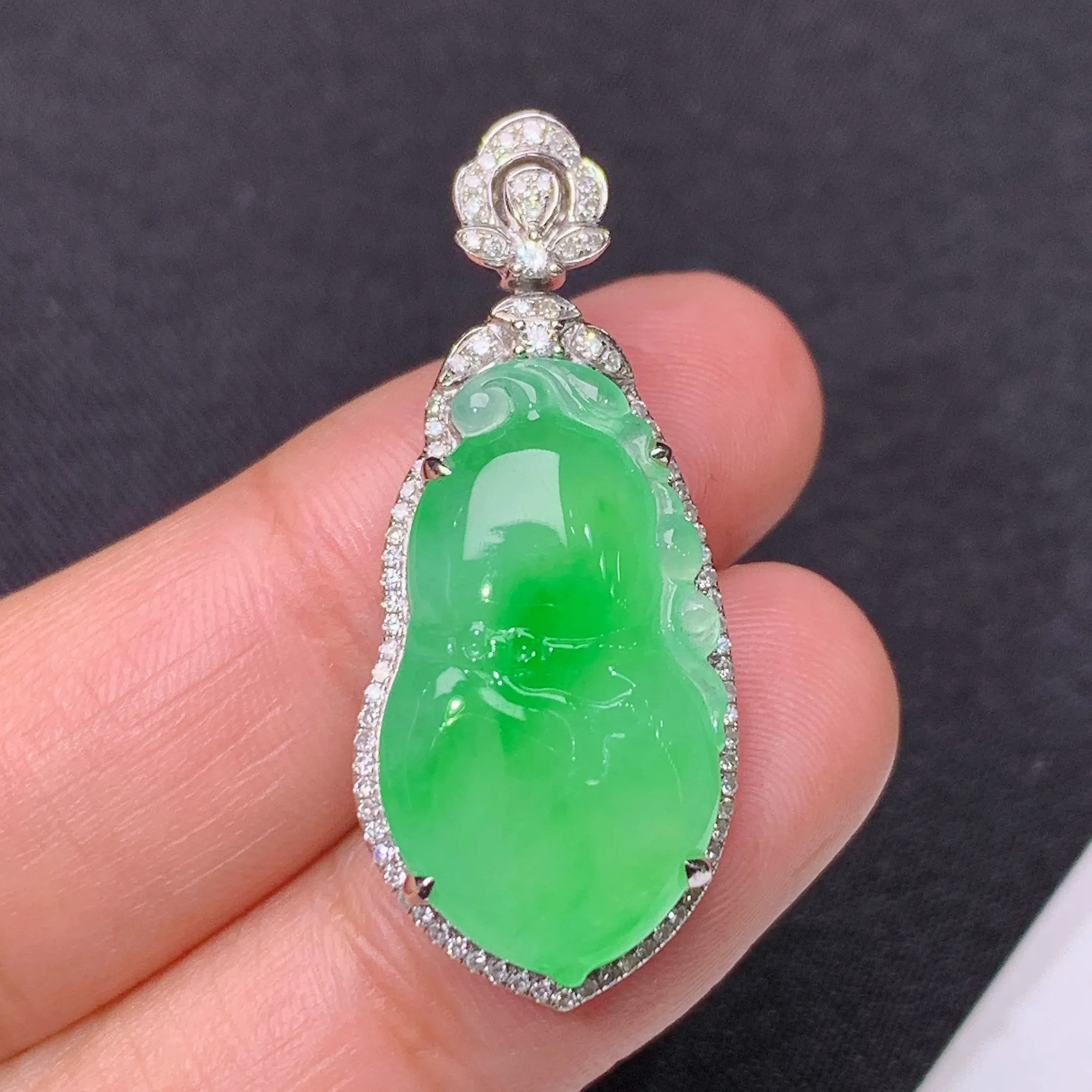 冰阳绿葫芦吊坠，18k金镶嵌，冰润色阳，玉质细腻，种水足，整体尺寸33.9*14.4*7.1