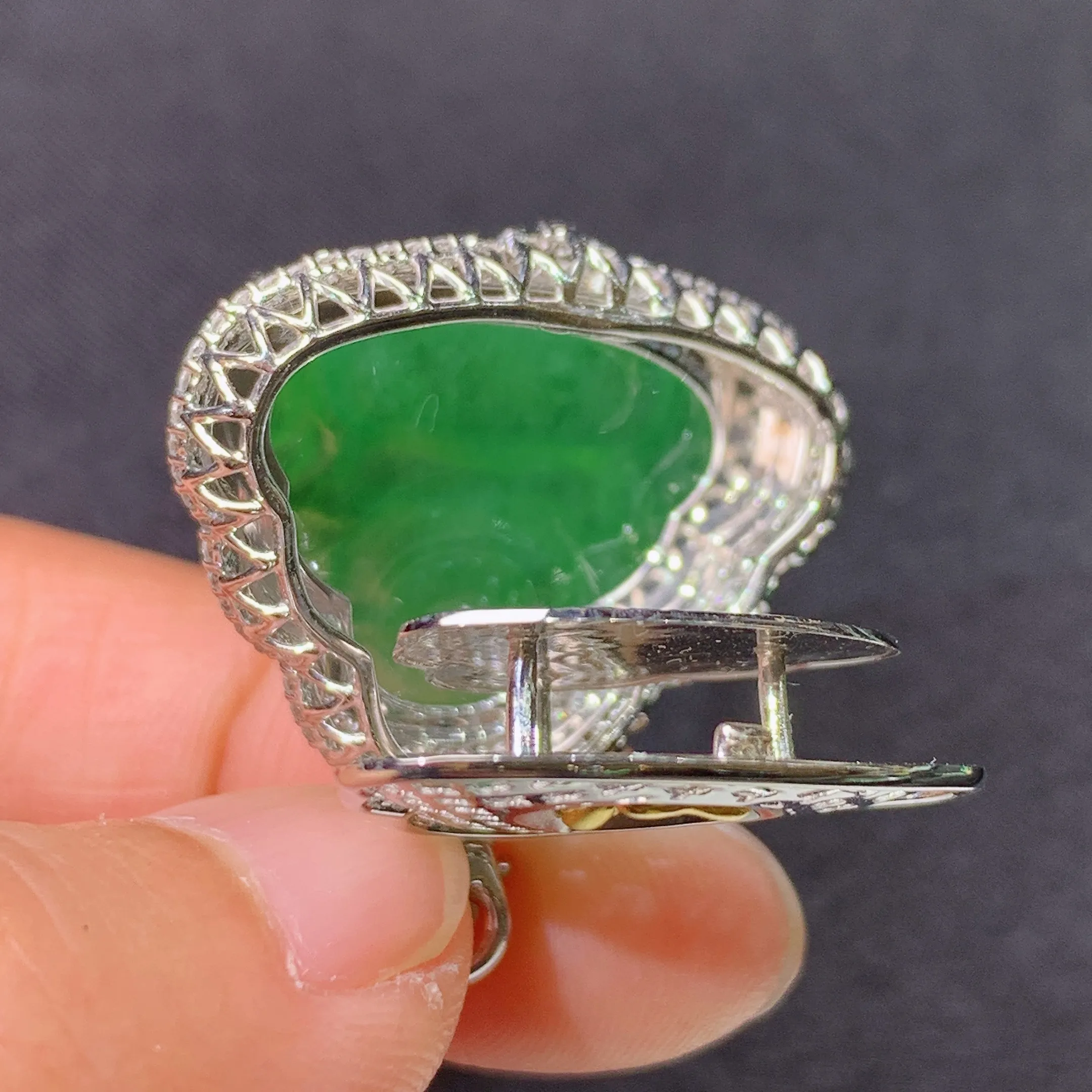 冰阳绿笑佛吊坠，18k金镶嵌，冰润色阳，品相好，种水足，整体尺寸27.9*26.1*8.9