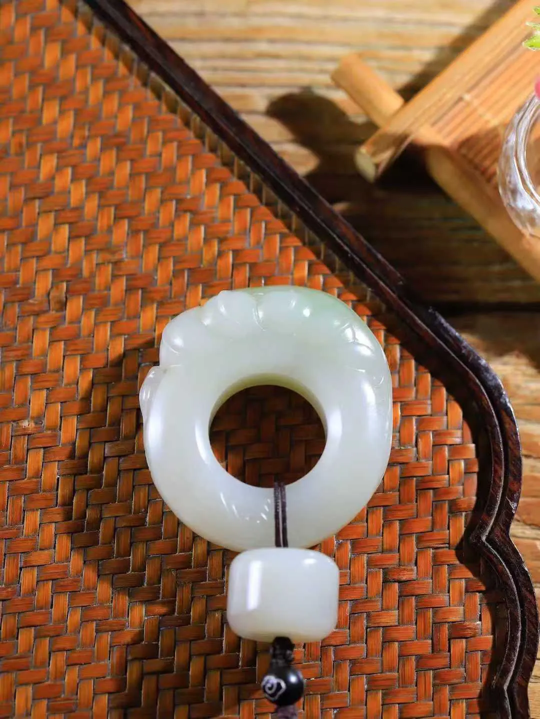 （莲年有鱼.扳指）

精品和田玉翠青连年有余扳指，质地温润滋腻，手感上佳，精雕莲花，细致入微，线条柔和自然。池清疑水浅,莲动知鱼散，细作清幽莲花，日月散淡，极具灵气，画面和谐美好，寓意一品清廉，连年有余。
重87.5克  尺寸22.2-14.2-19.5mm   fDA-201142343