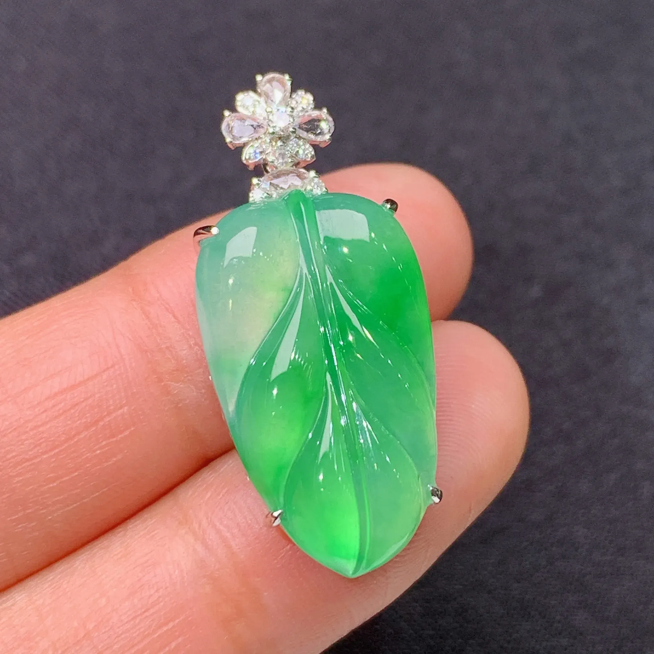 冰阳绿树叶吊坠，18k金镶嵌，冰润色阳，玉质细腻，种水足，整体尺寸30.6*13.7*6.9