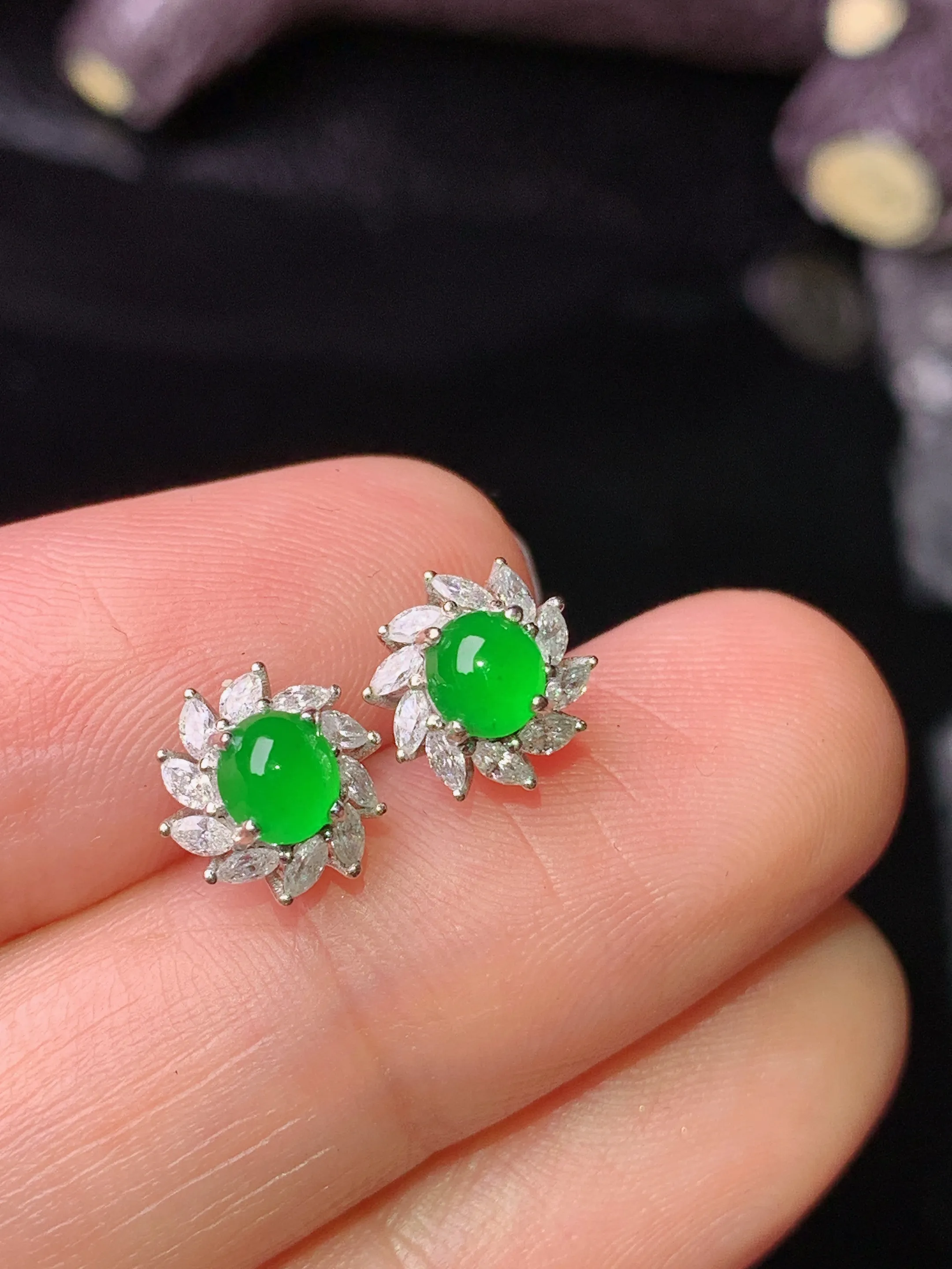18k金钻镶嵌满绿蛋面耳钉 玉质细腻 色泽清新艳丽 整体尺寸8*5.6