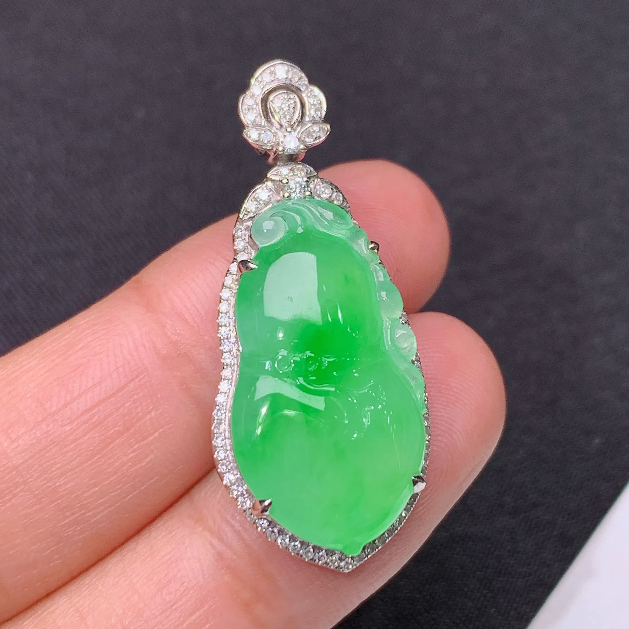 冰阳绿葫芦吊坠，18k金镶嵌，冰润色阳，玉质细腻，种水足，整体尺寸33.9*14.4*7.1