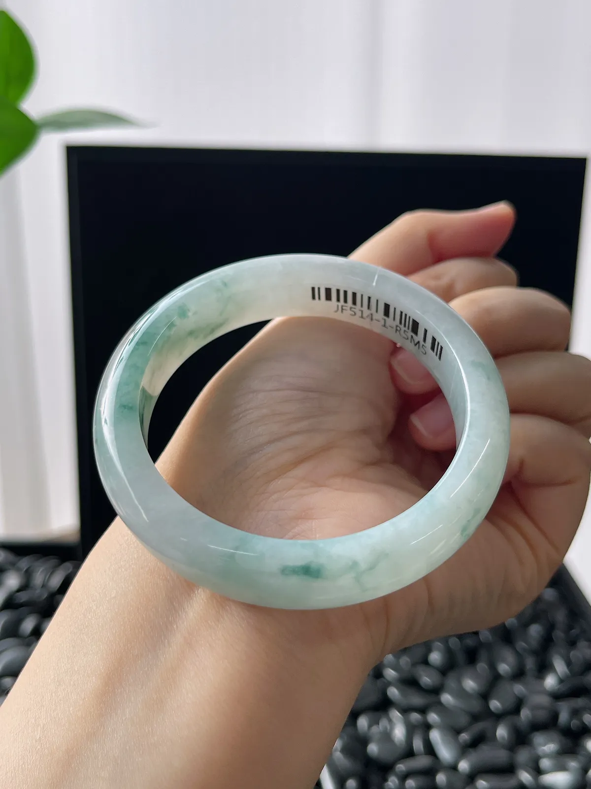 正圈55.7圈口，翡翠冰糯种飘绿手镯