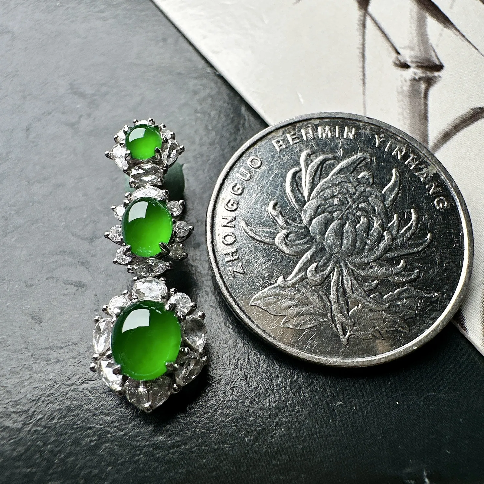 【冰绿蛋吊坠】三颗同料镶嵌款吊坠，质地细腻，种水上乘，通透闪亮，晶莹剔透。阳绿色泽，18K金钻精美镶嵌，裸石尺寸6.1*5.4*3毫米