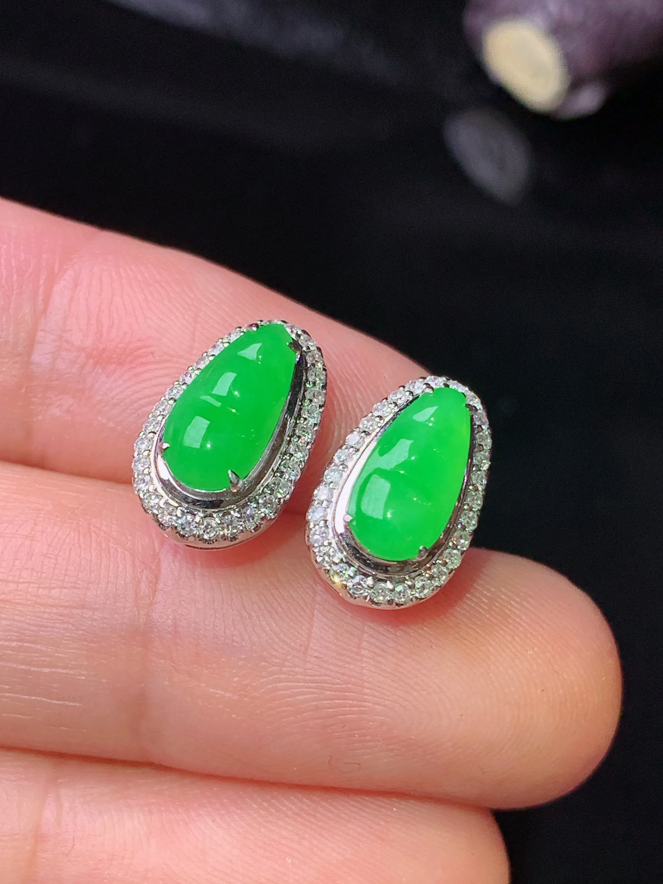 18k金钻镶嵌翠绿四季豆耳钉 玉质细腻 色泽清新艳丽 整体尺寸12.8*8*6