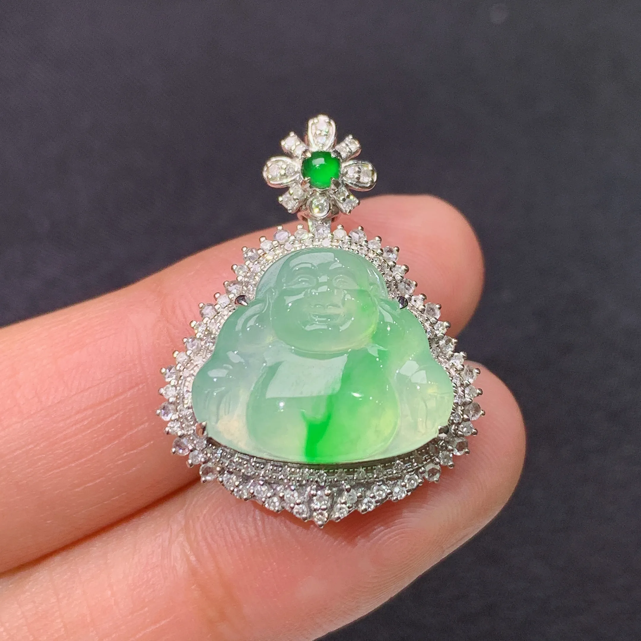 冰飘绿笑佛吊坠，18k金镶嵌，冰润色阳，品相好，种水足，整体尺寸27.1*21*8.4