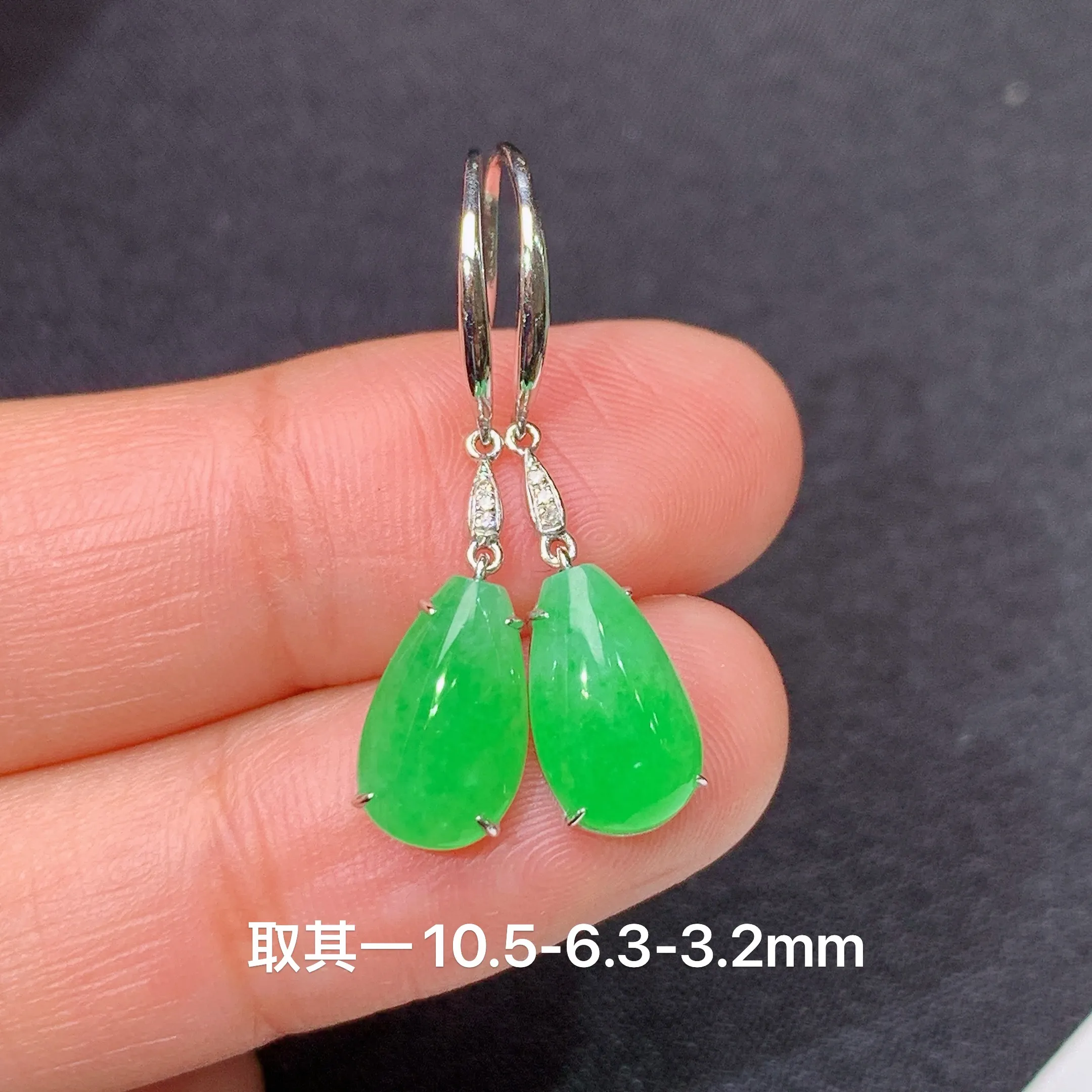 冰阳绿水滴耳坠，18k金镶嵌，简约时尚，冰润色阳，种水足，裸石尺寸10.5*6.3*3.2