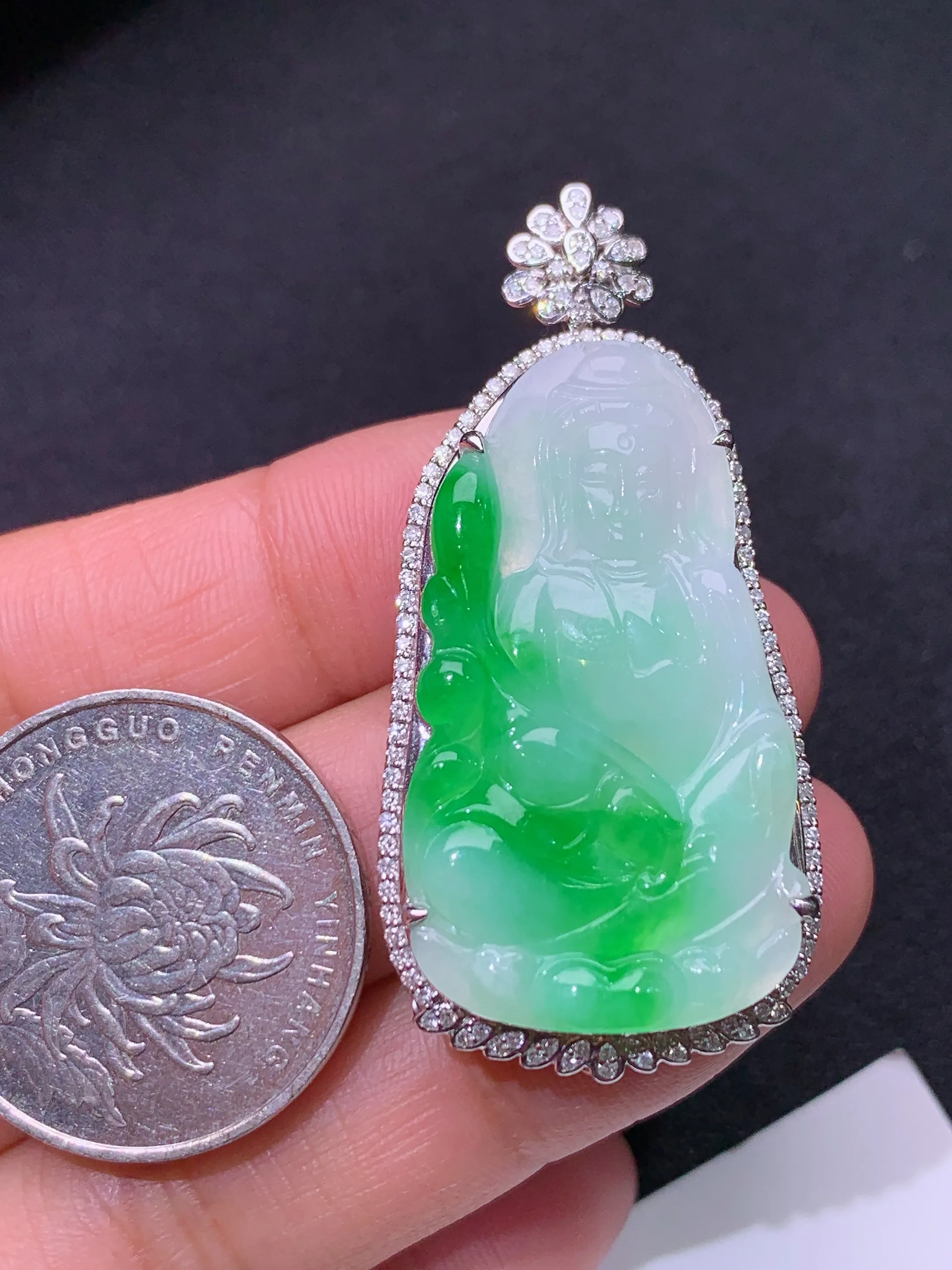 冰飘绿观音吊坠，18k金镶嵌，冰润色阳，玉质细腻，种水足，整体尺寸46.9*22.7*8.3