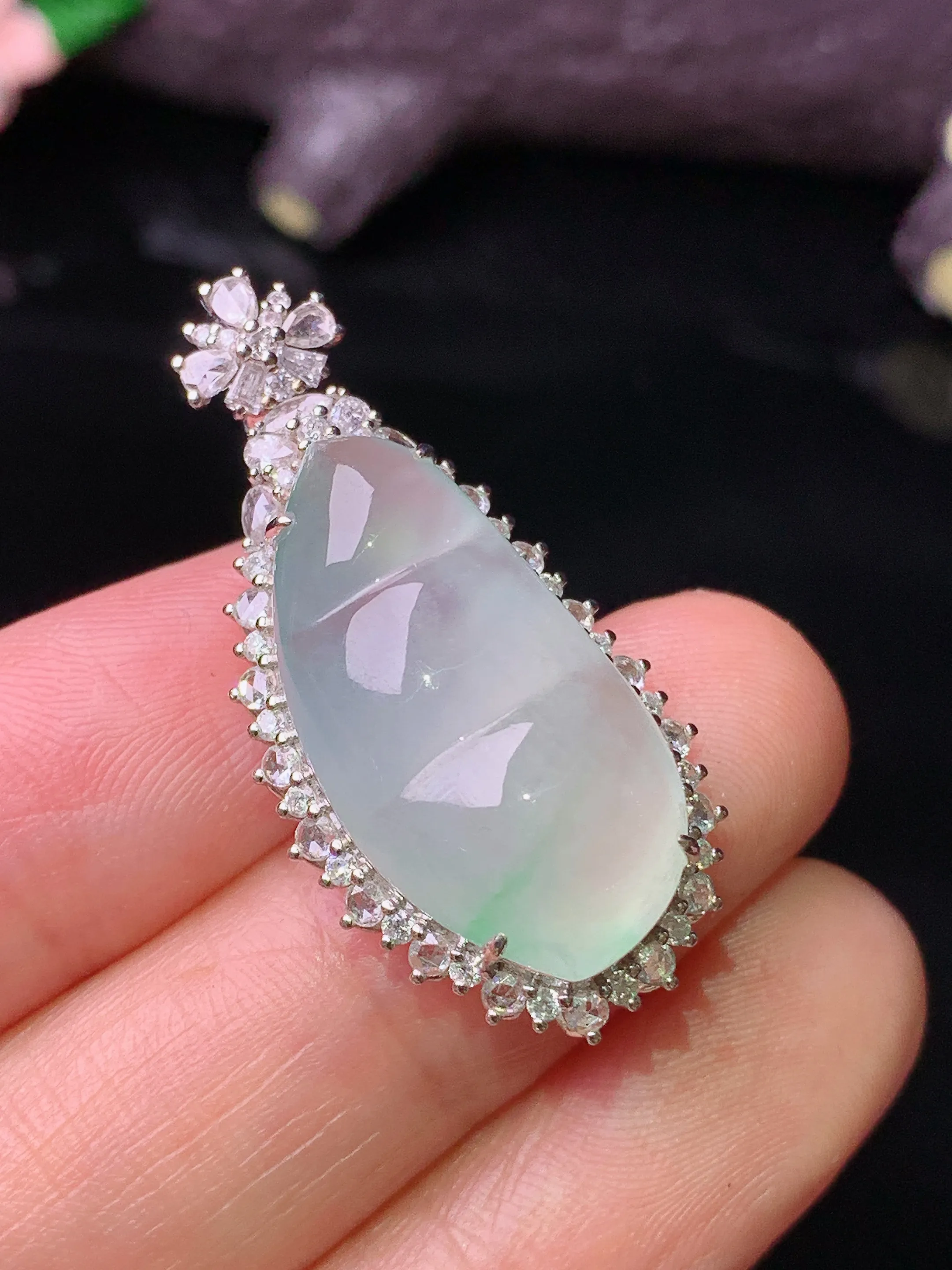 18k金钻镶嵌冰种飘绿四季豆吊坠 玉质细腻 色泽清新艳丽 整体尺寸34*16.2*11.2