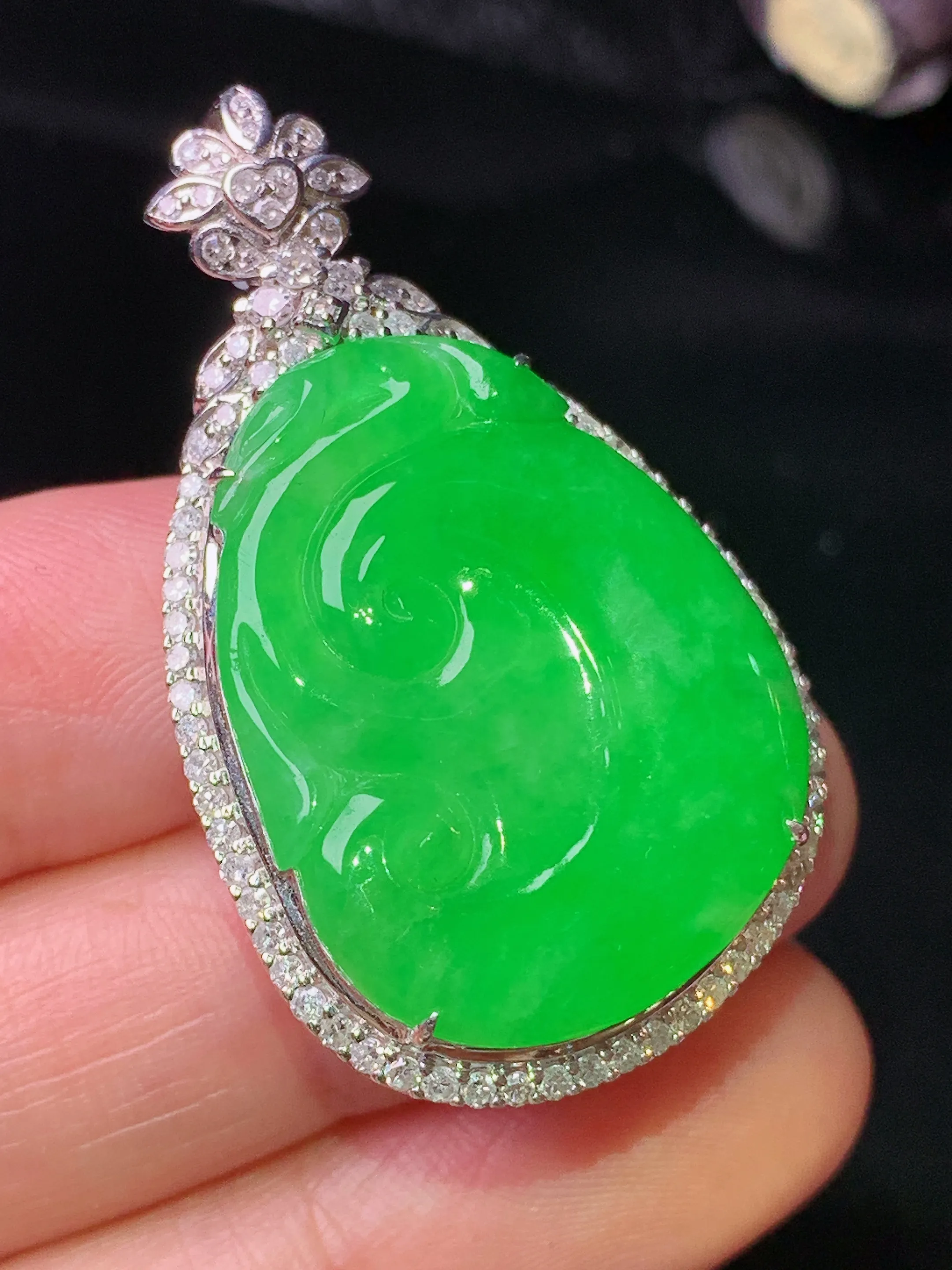 18k金钻镶嵌翠绿如意吊坠 玉质细腻 色泽清新艳丽 整体尺寸40*23.5*9.5