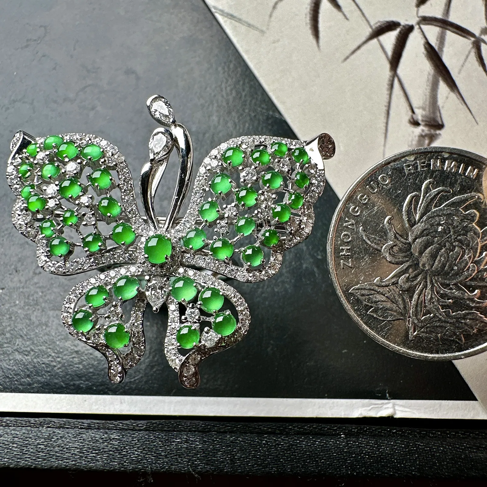 【冰种满绿蛋面镶嵌蝴蝶】镶嵌吊坠、胸针、戒指多用款，款式新颖，种水色俱全，冰透闪亮，通透感饱满度很好，18k金钻镶嵌，裸石尺寸3.1*2.8*2.6毫米