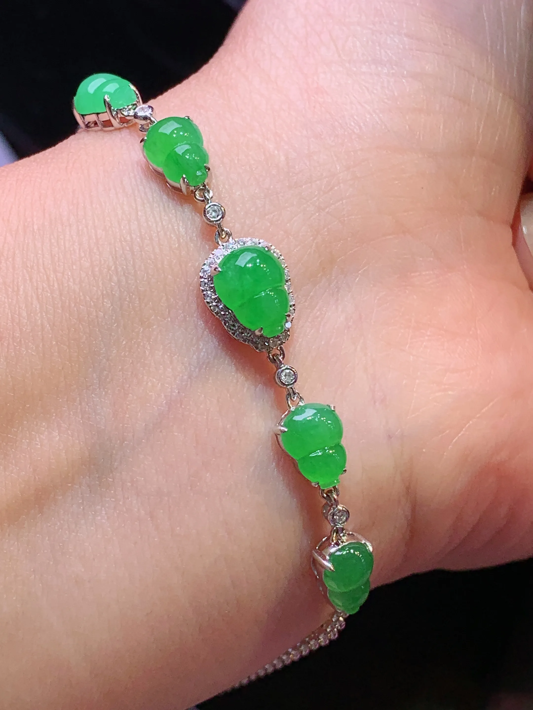 18k金钻镶嵌满绿葫芦手链 玉质细腻 色泽清新艳丽 整体尺寸65.8*8.5*6.5