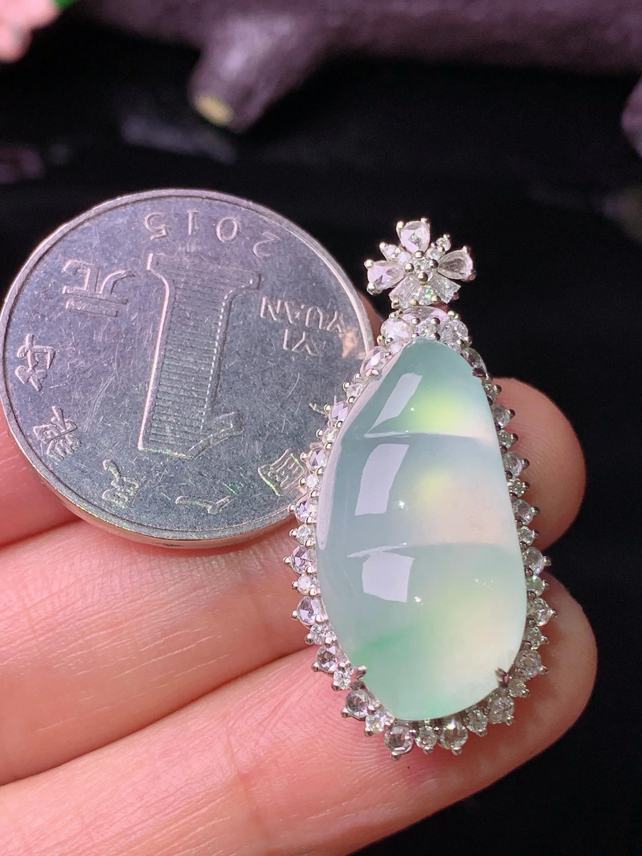 18k金钻镶嵌冰种飘绿四季豆吊坠 玉质细腻 色泽清新艳丽 整体尺寸34*16.2*11.2