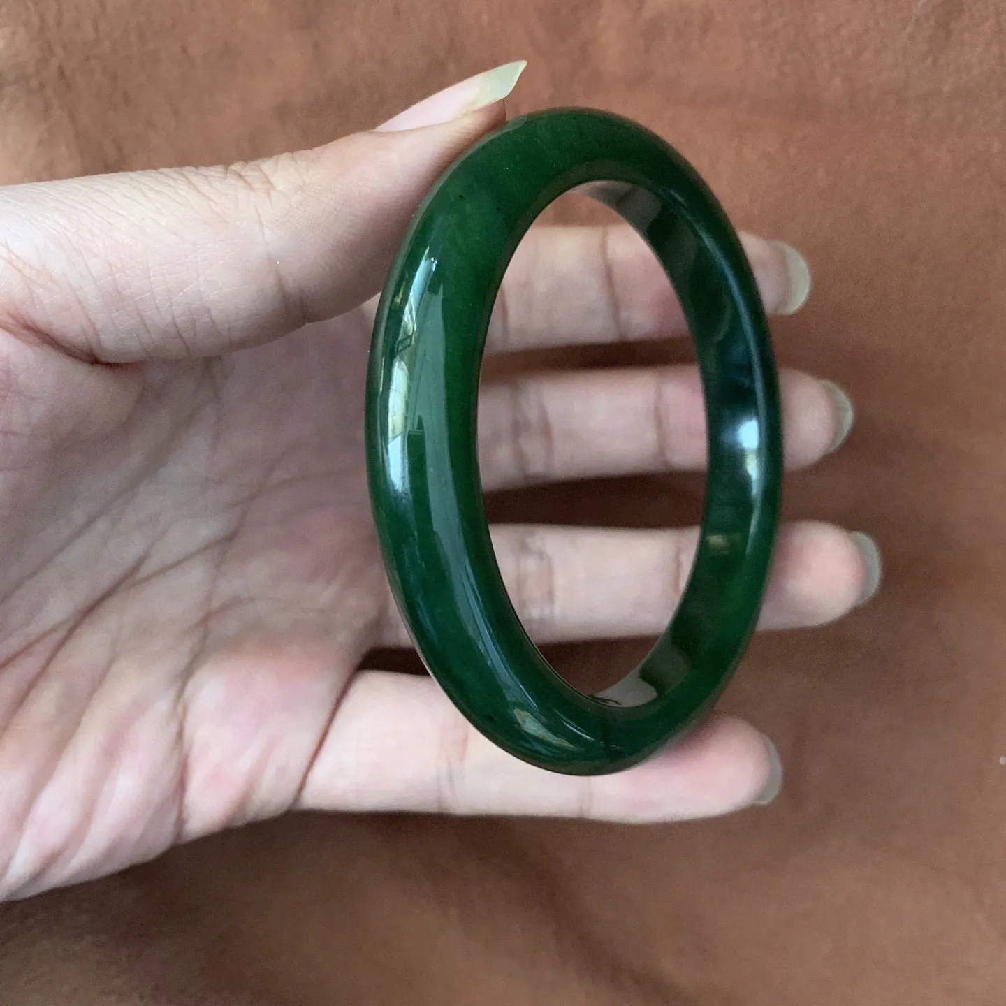 61圈口和田玉碧玉菠菜绿手镯【挽间柔情】，和田玉61圈口菠菜绿手镯，镯型古朴典雅。在诗情画意的雨巷相