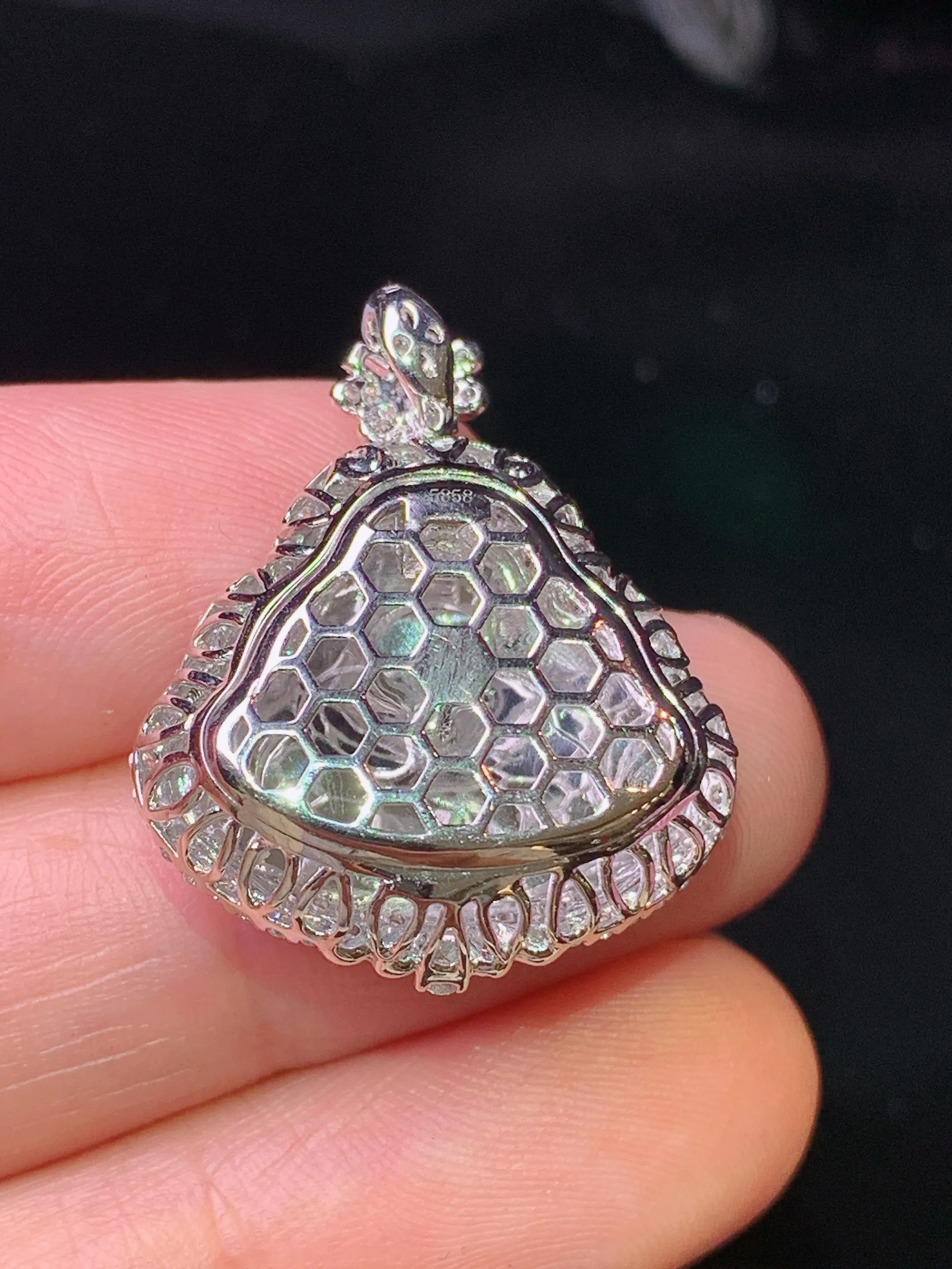 18k金钻镶嵌冰种黄翡佛公吊坠 玉质细腻 色泽清新艳丽 整体尺寸26.2*21.5*10