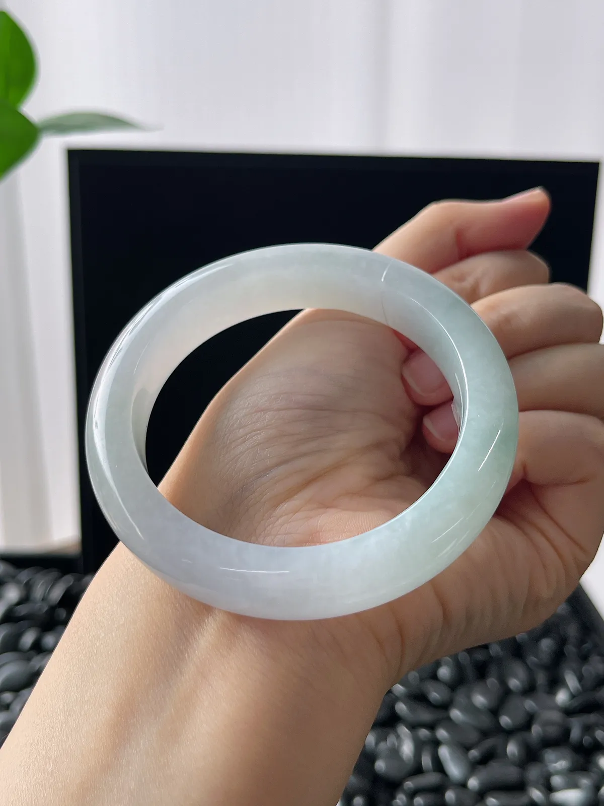 正圈55.8圈口，翡翠冰糯种淡绿色手镯