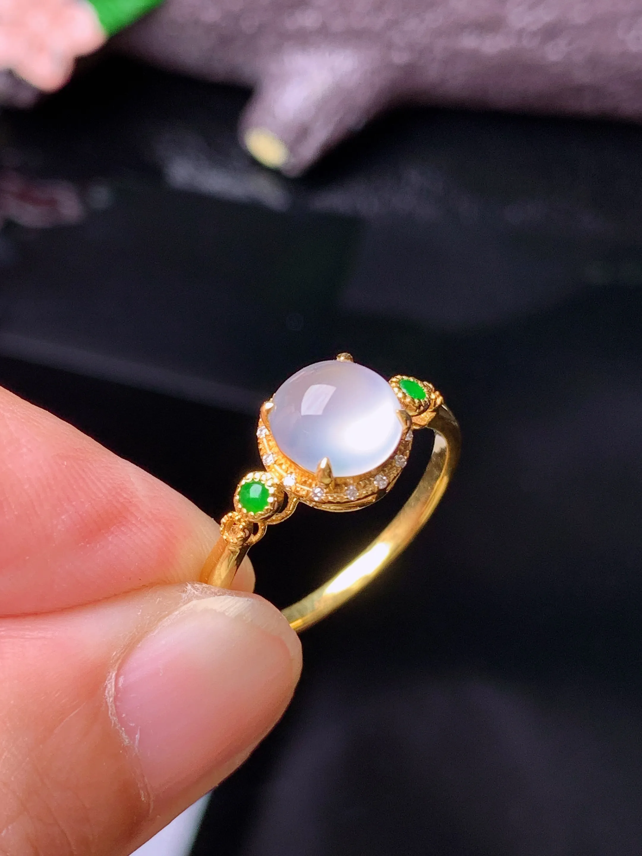 18k金钻镶嵌冰种蛋面戒指 玉质细腻 色泽清新艳丽 圈口14.5 整体尺寸8.3*6.8