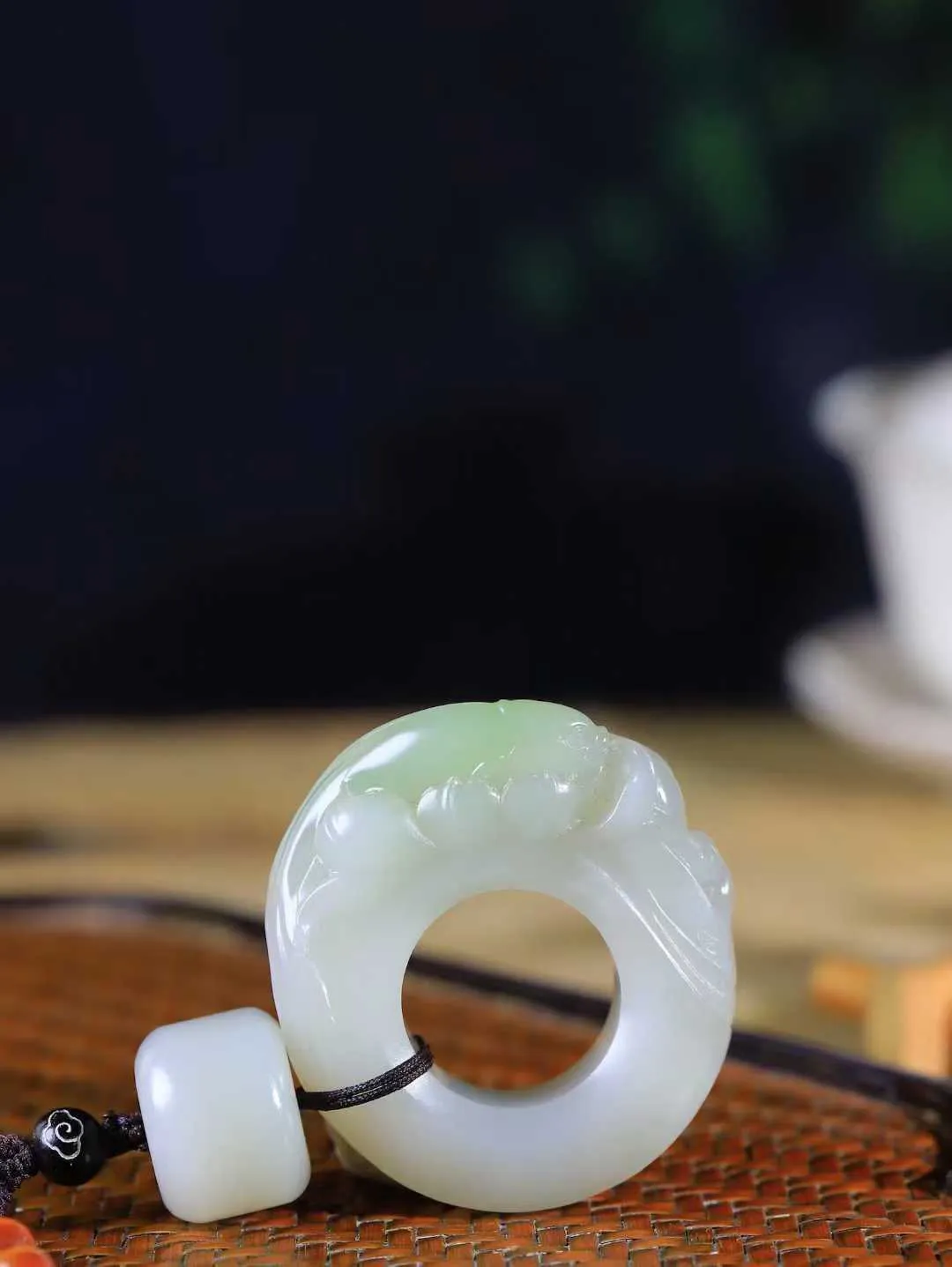 （莲年有鱼.扳指）

精品和田玉翠青连年有余扳指，质地温润滋腻，手感上佳，精雕莲花，细致入微，线条柔和自然。池清疑水浅,莲动知鱼散，细作清幽莲花，日月散淡，极具灵气，画面和谐美好，寓意一品清廉，连年有余。
重87.5克  尺寸22.2-14.2-19.5mm   fDA-201142343