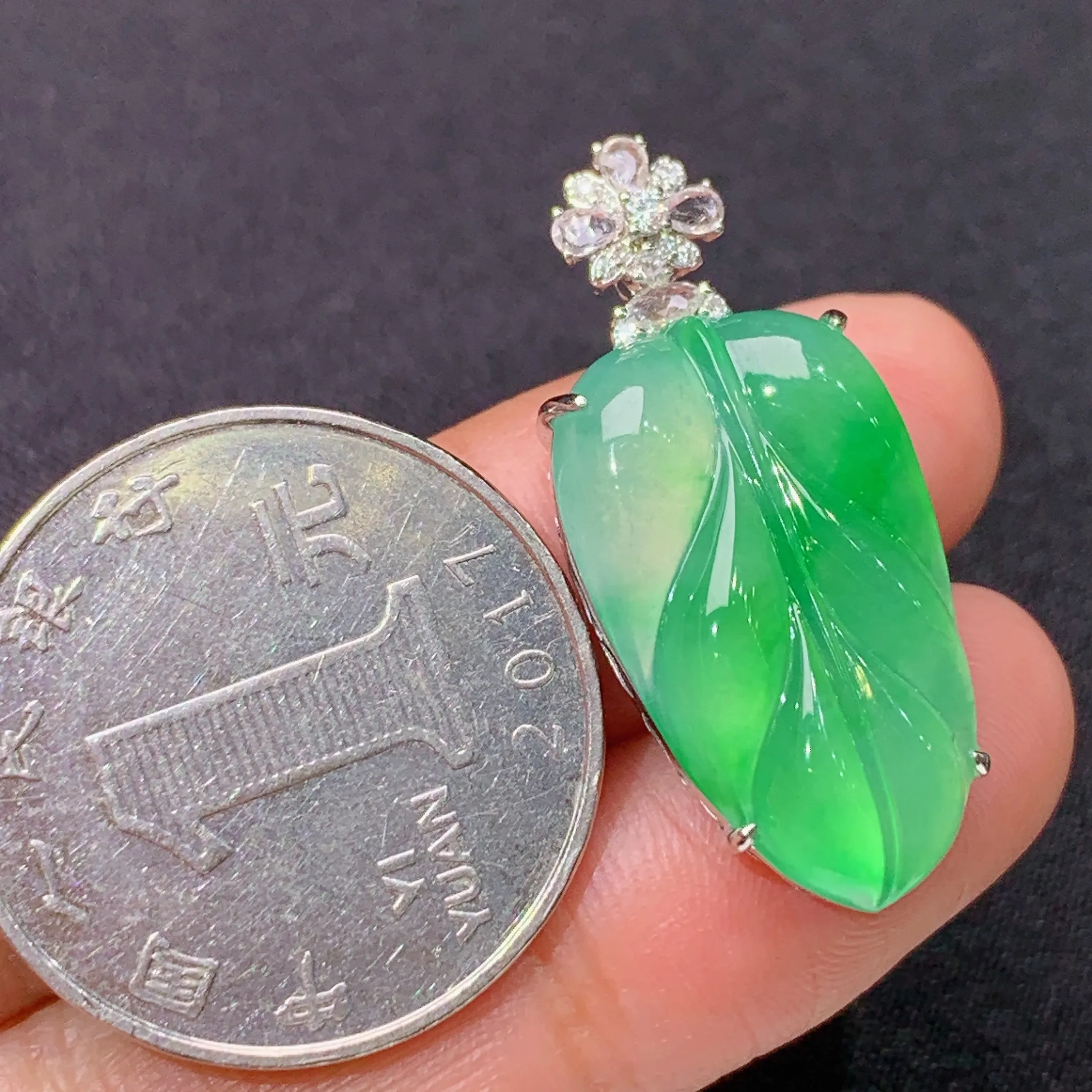 冰阳绿树叶吊坠，18k金镶嵌，冰润色阳，玉质细腻，种水足，整体尺寸30.6*13.7*6.9