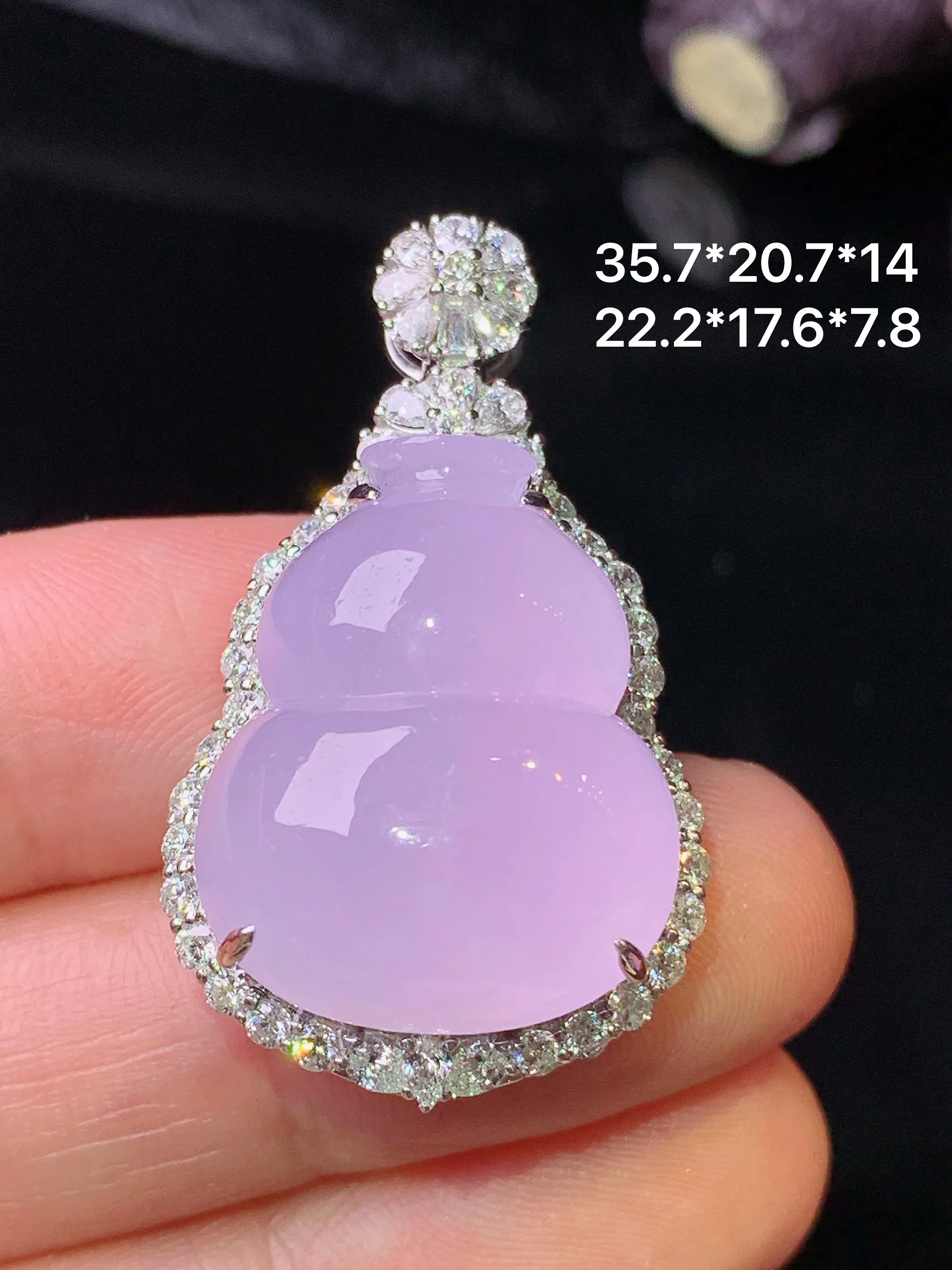 18k金钻镶嵌冰淡粉葫芦吊坠 玉质细腻 色泽清新艳丽 整体尺寸35.7*20.7*14