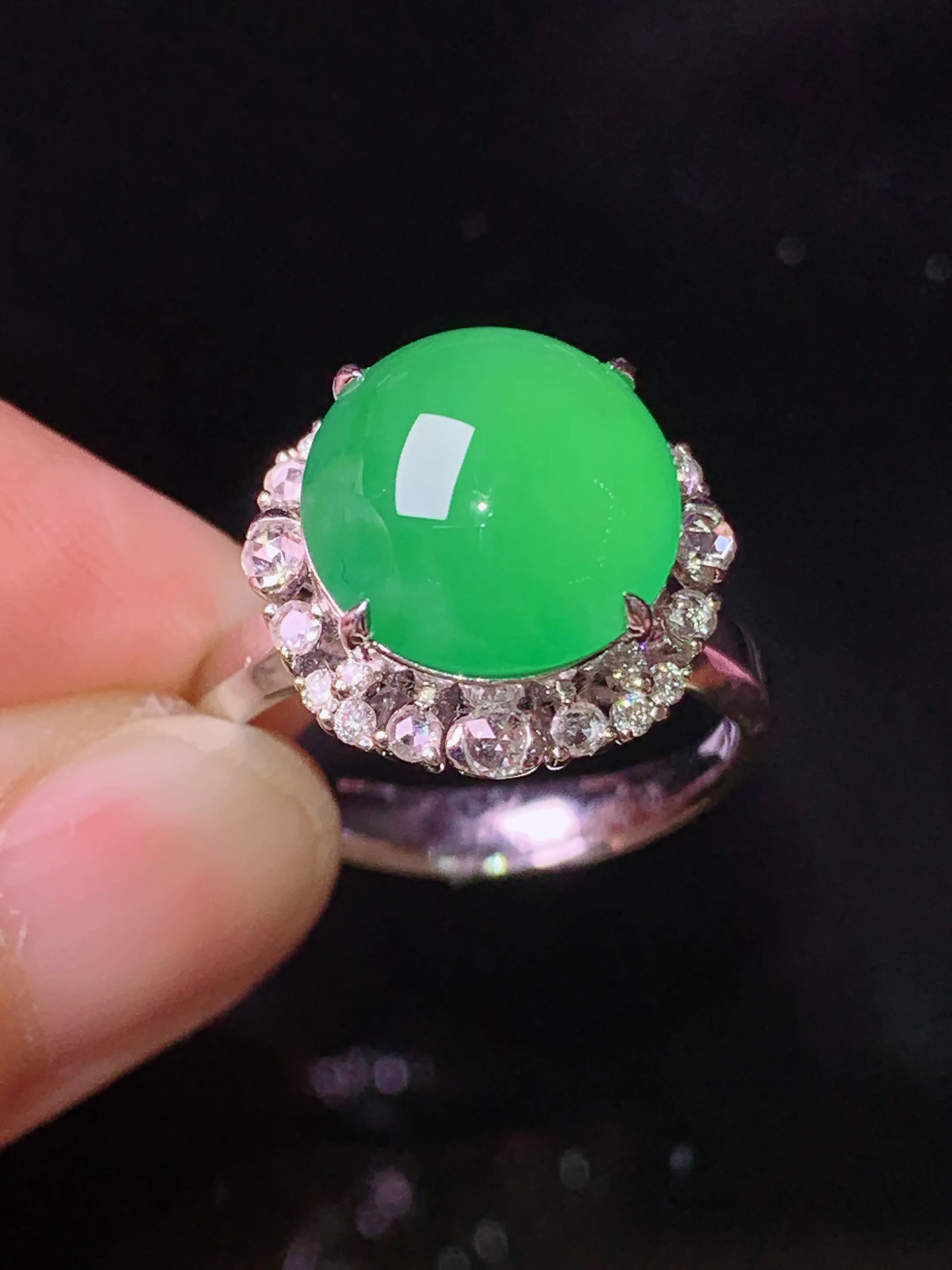 18k金钻镶嵌满绿蛋面戒指 玉质细腻 色泽清新艳丽 圈口13.5 整体尺寸14.8*12