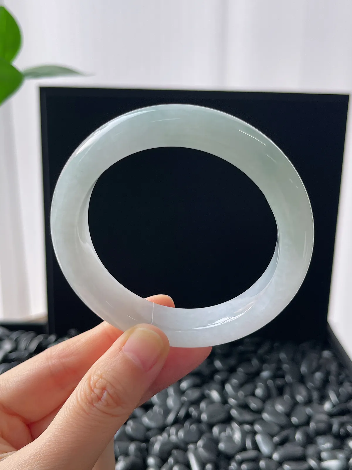 正圈55.8圈口，翡翠冰糯种淡绿色手镯