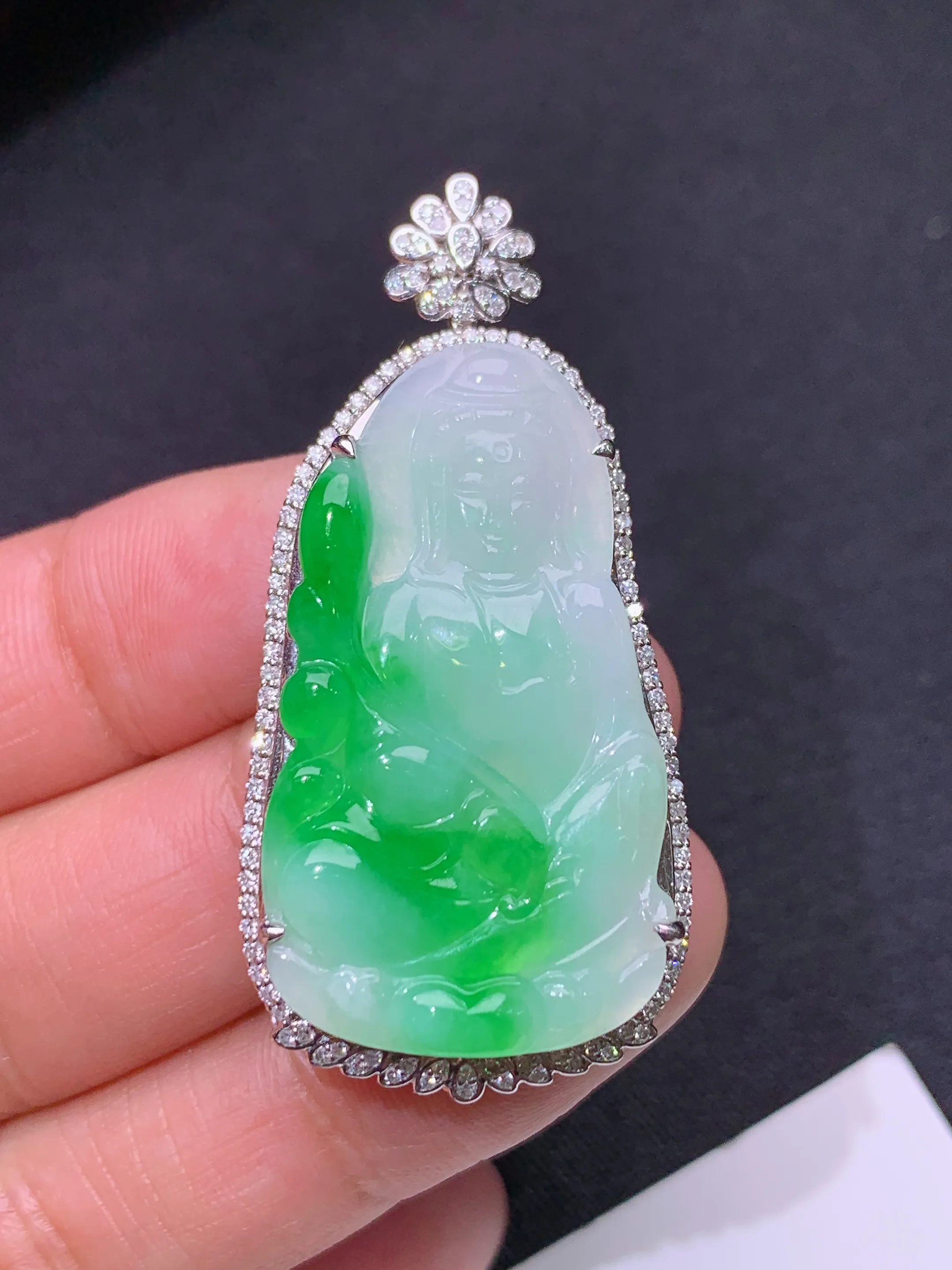 冰飘绿观音吊坠，18k金镶嵌，冰润色阳，玉质细腻，种水足，整体尺寸46.9*22.7*8.3