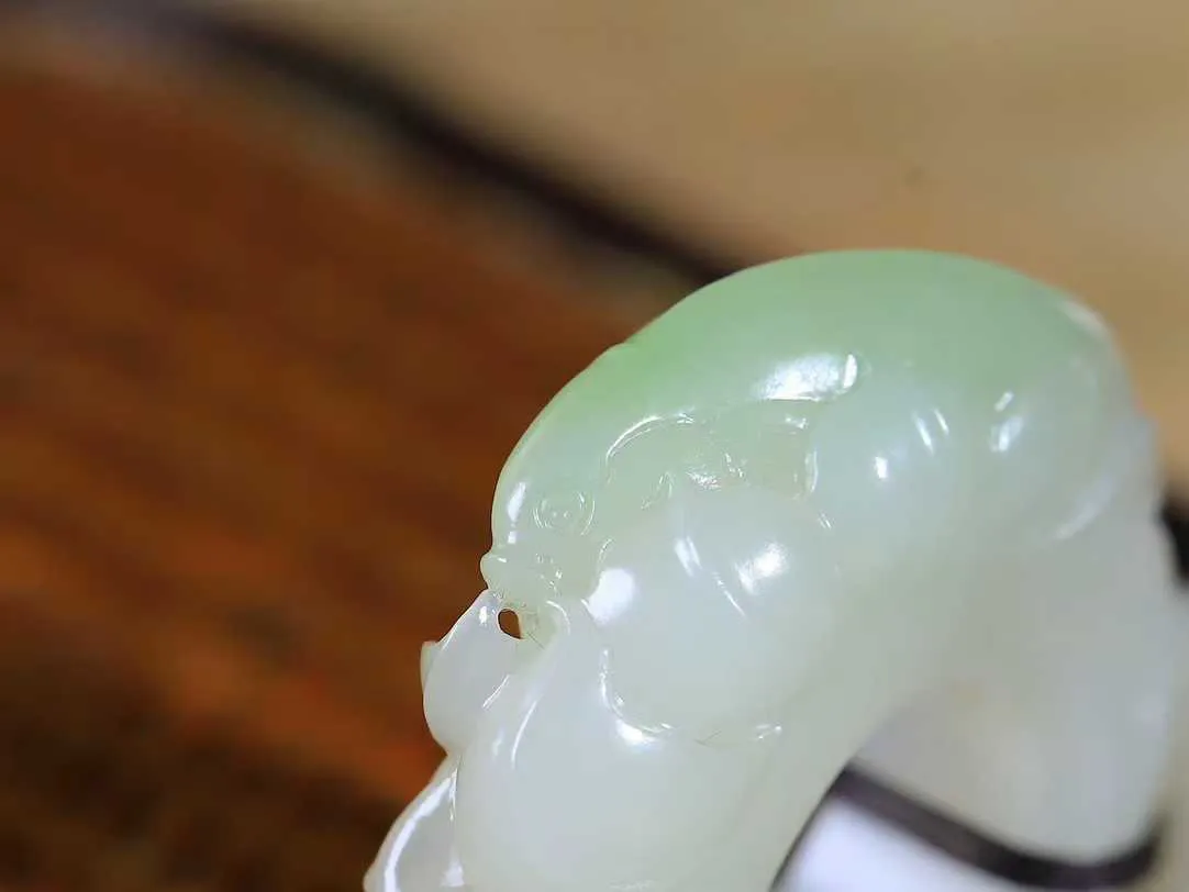 （莲年有鱼.扳指）

精品和田玉翠青连年有余扳指，质地温润滋腻，手感上佳，精雕莲花，细致入微，线条柔和自然。池清疑水浅,莲动知鱼散，细作清幽莲花，日月散淡，极具灵气，画面和谐美好，寓意一品清廉，连年有余。
重87.5克  尺寸22.2-14.2-19.5mm   fDA-201142343