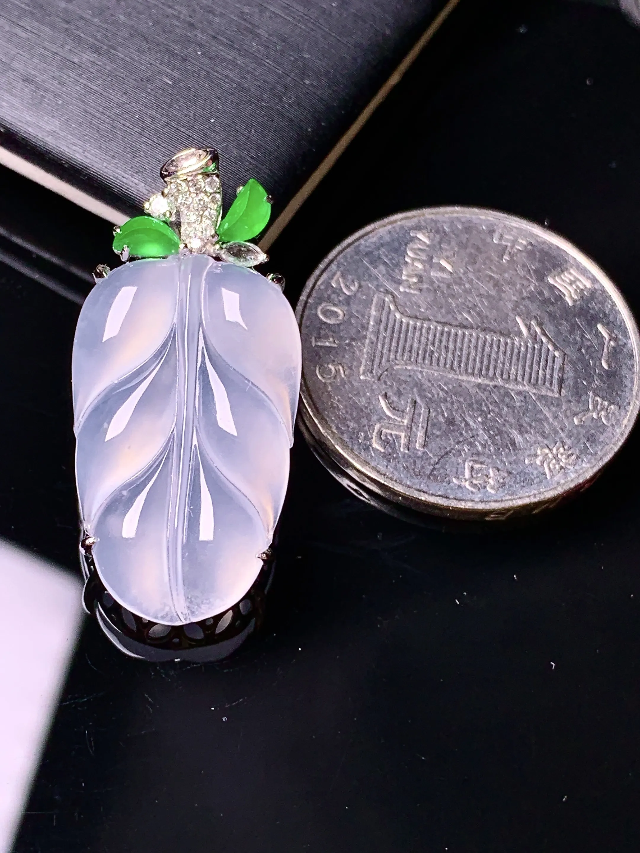 18k金钻镶嵌冰种树叶吊坠 玉质细腻 色泽清新艳丽 整体尺寸30.5*14.5*6.5