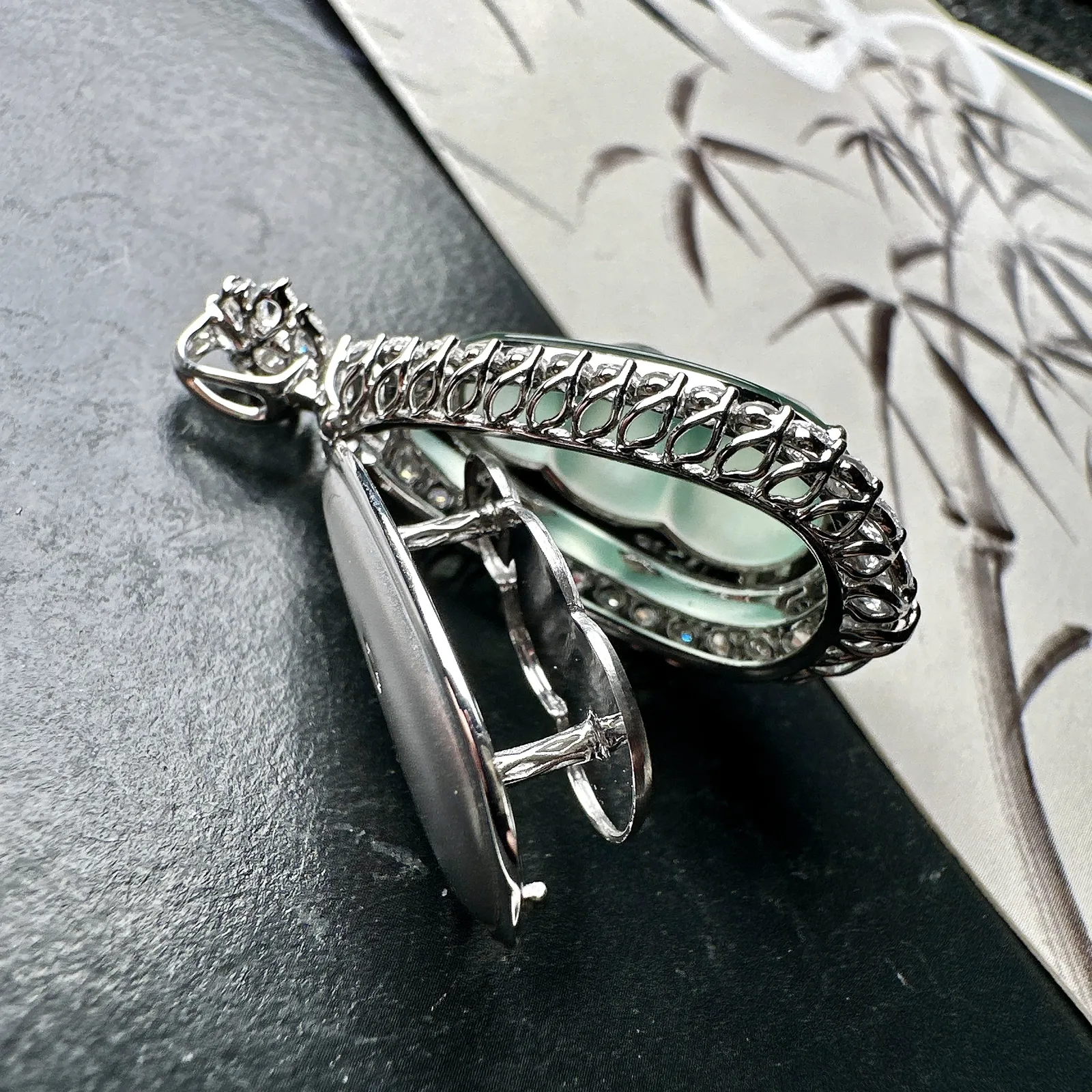 【玻璃种晴蓝福豆吊坠】起钢光，种地上乘，冰感十足，通透起光，饱满圆润，收藏品质，18k金钻镶嵌，裸石尺寸23.9*13.9*6.2毫米