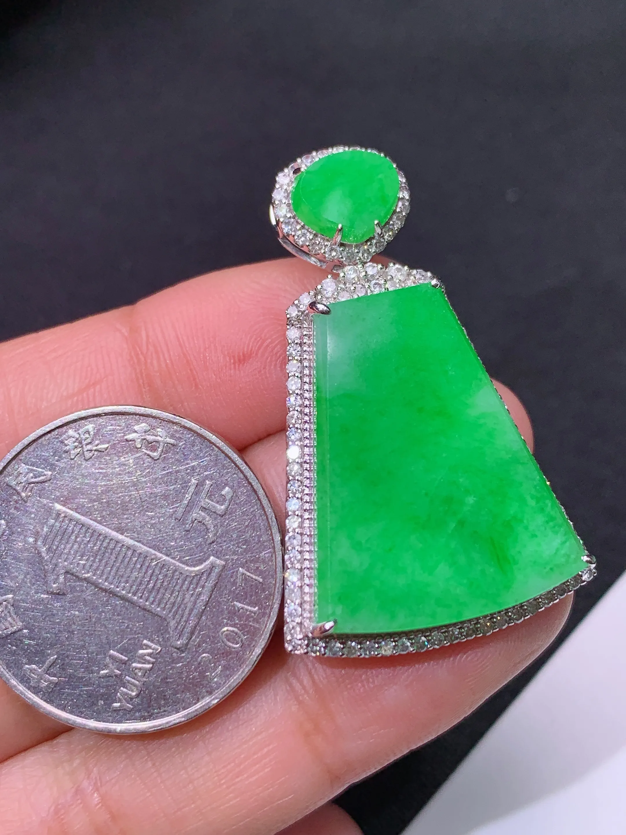 冰阳绿无事牌吊坠，18k金镶嵌，冰润色阳，种老水足，整体尺寸38.4*24.2*8.1