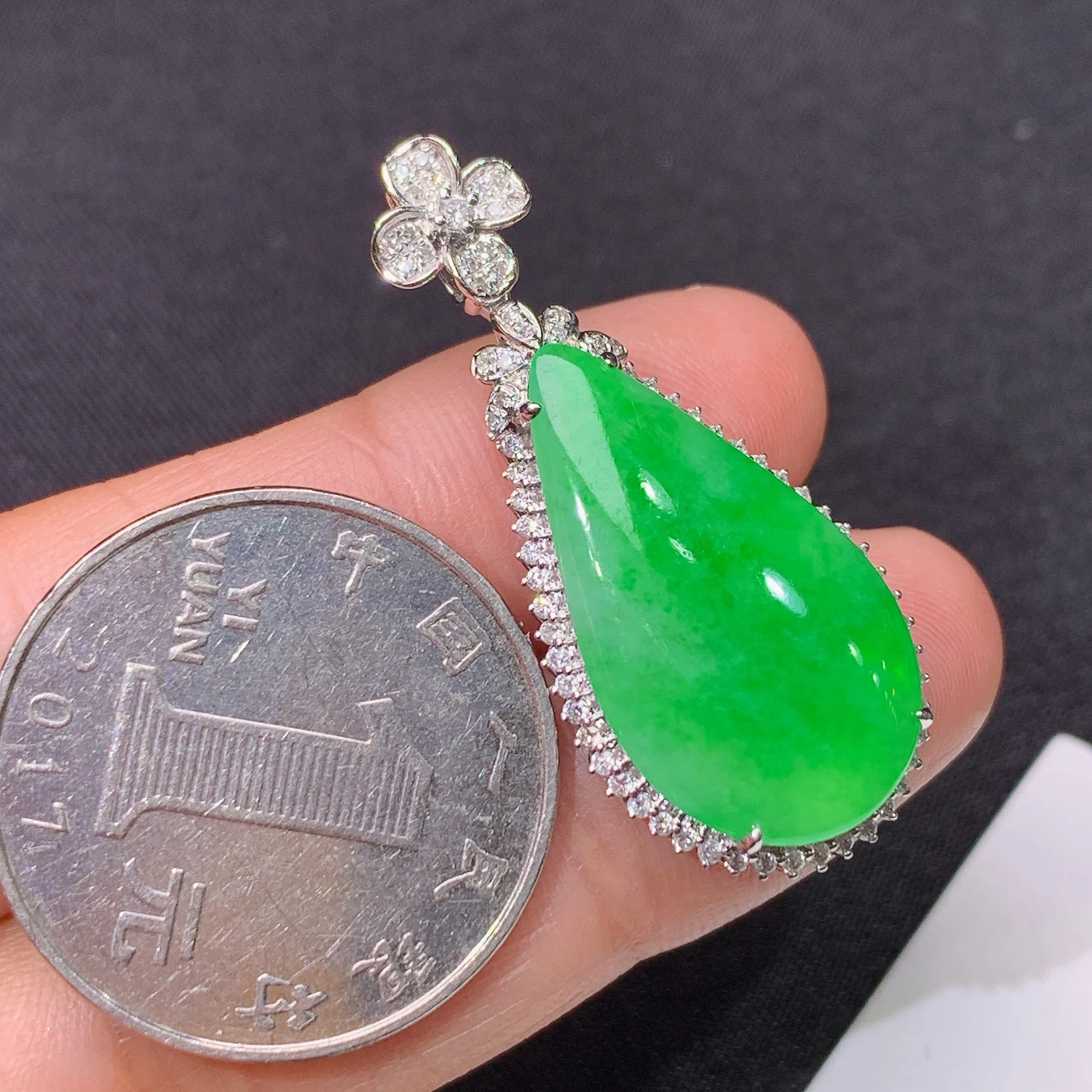 冰阳绿水滴吊坠，18k金镶嵌，色泽鲜阳，冰润细腻，种水足，整体尺寸36.6*16.3*6.5