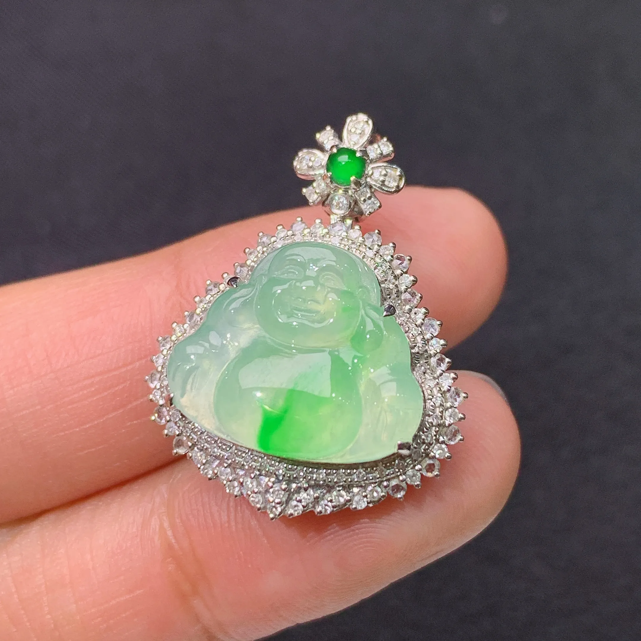 冰飘绿笑佛吊坠，18k金镶嵌，冰润色阳，品相好，种水足，整体尺寸27.1*21*8.4