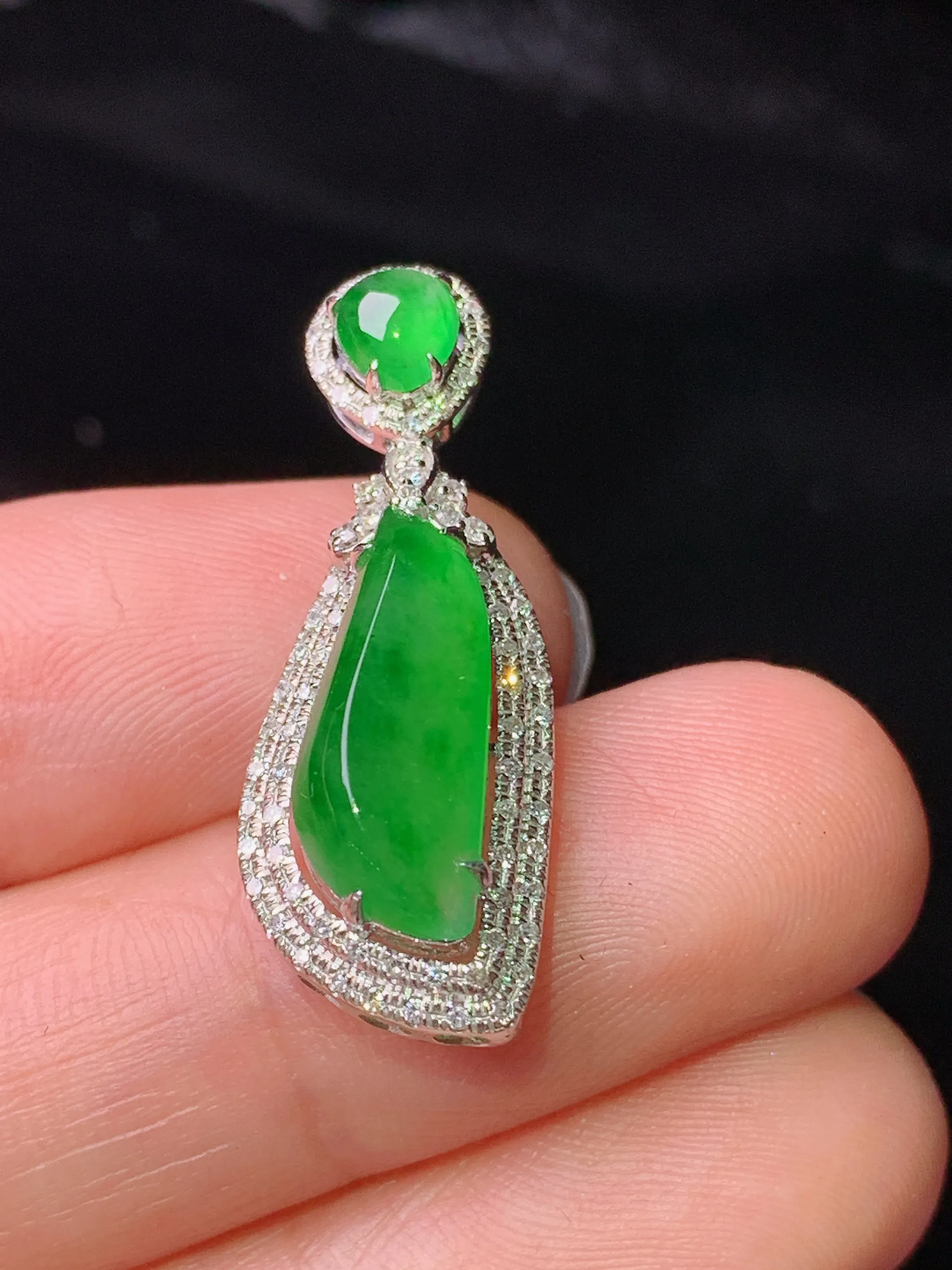 18k金钻镶嵌满绿随形吊坠 玉质细腻 色泽清新艳丽 整体尺寸28.5*10.6*8