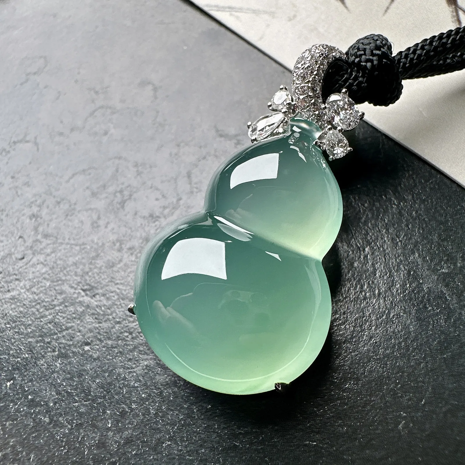 【冰种晴绿葫芦吊坠】质地细腻，冰润起光，胶感强烈，冰感明显，18K金钻精美镶嵌，裸石尺寸28.6*20.7*10.4毫米