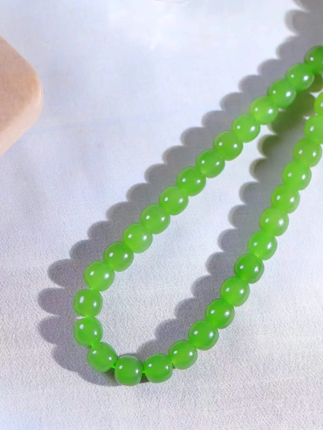 （老型珠.项链）

精品和田玉碧玉老型珠项链 玉质温润细腻 佩戴舒适。间关莺语花底滑，一生美好时光，无论身在何处，都有它相伴相守。事事顺遂，幸福美满，吉祥如意。重67克   尺寸取一8.3-9mm   FDL-791103031