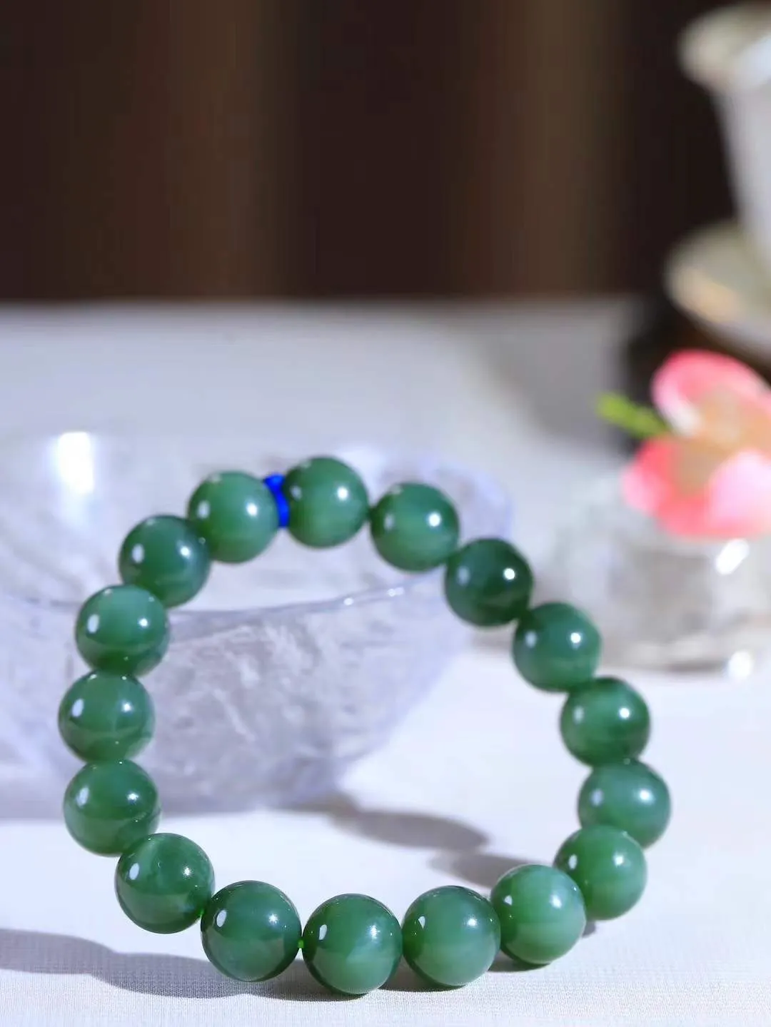 （猫眼手串）

精品和田玉碧玉猫眼圆珠手串 质地温润灵动 猫眼儿般的光中，有波光潋滟，也有梦幻清韵。行走于市井的喧嚣，相顾不言，便得清欢。重45.2克 尺寸取一11.9mmFDT-231173053