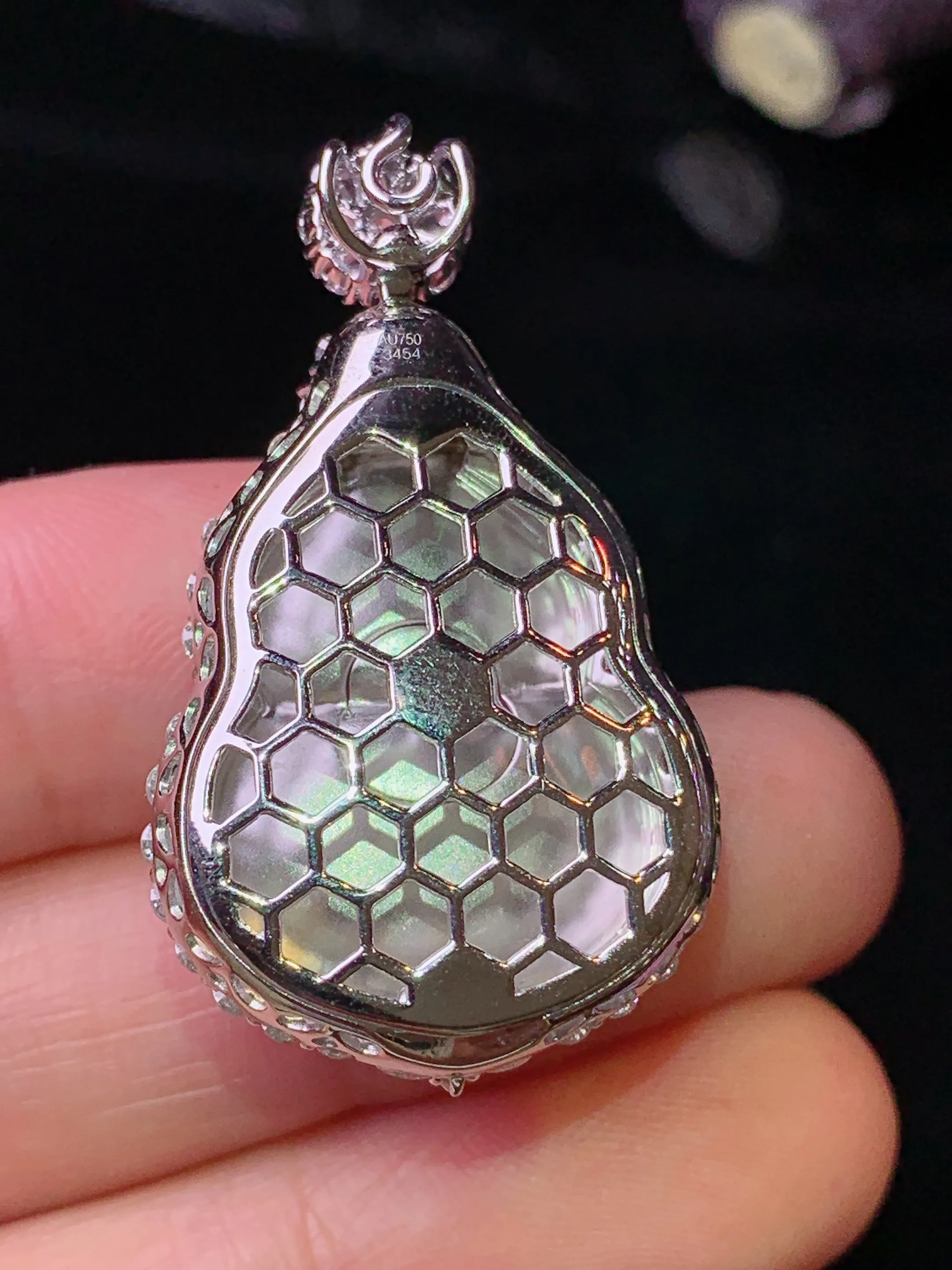 18k金钻镶嵌冰淡粉葫芦吊坠 玉质细腻 色泽清新艳丽 整体尺寸35.7*20.7*14